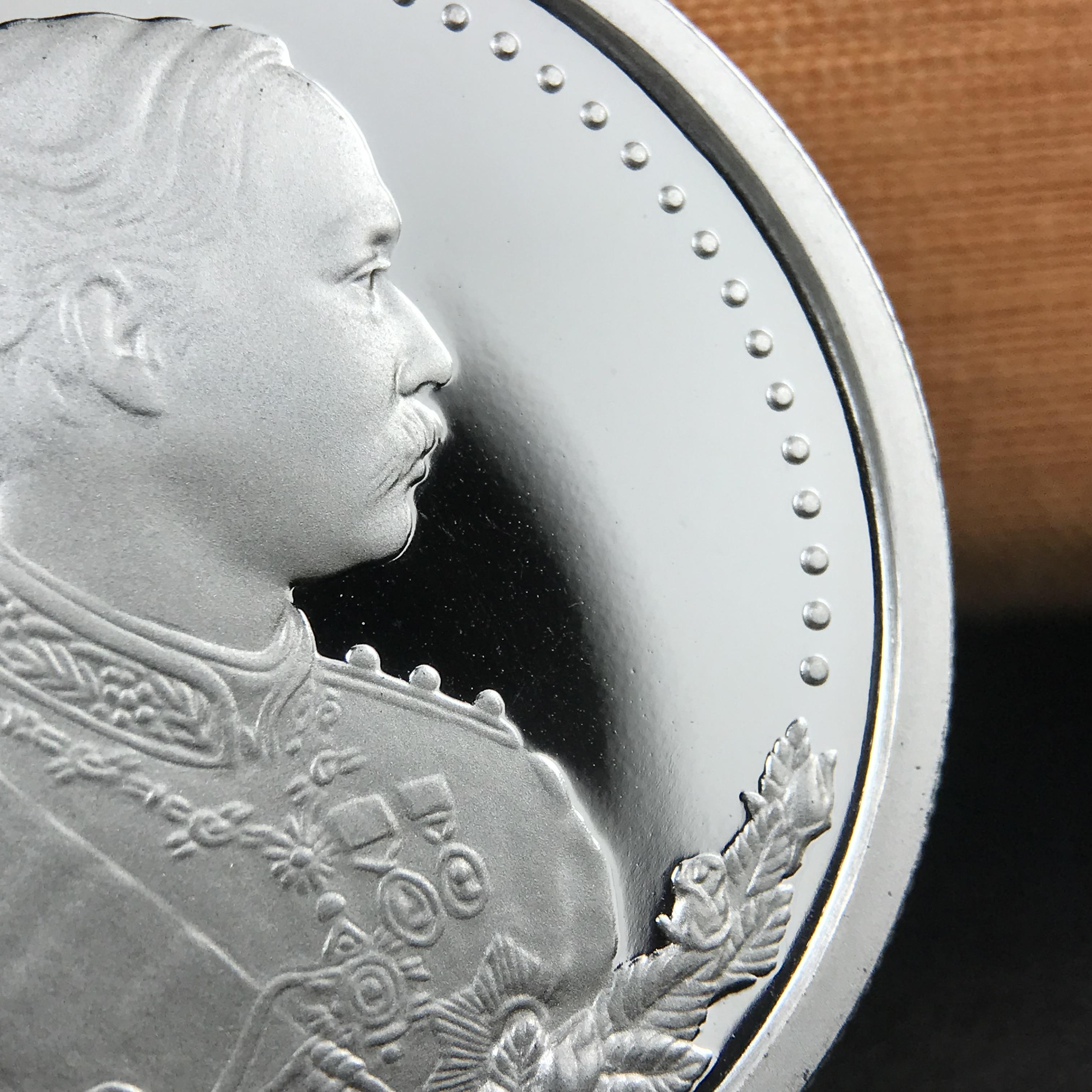 เหรียญรัชกาลที่ 5 หลัง 12 นักษัตริย์ รุ่นมหาลาภ ปี 2539 เนื้อเงินขัดเงา บล็อกนอก(เพิร์ธ)ออสเตรเรีย ขนาด 3.2 ซ.ม. กล่องบรรจุเดิมครบสมบูรณ์สวยงาม พิธีพุทธาภิเษก ณ.พระอุโบสถ วัดพระแก้ว สมเด็จพระญาณสังวร สมเด็จพระสังฆราช เป็นประธานพิธี