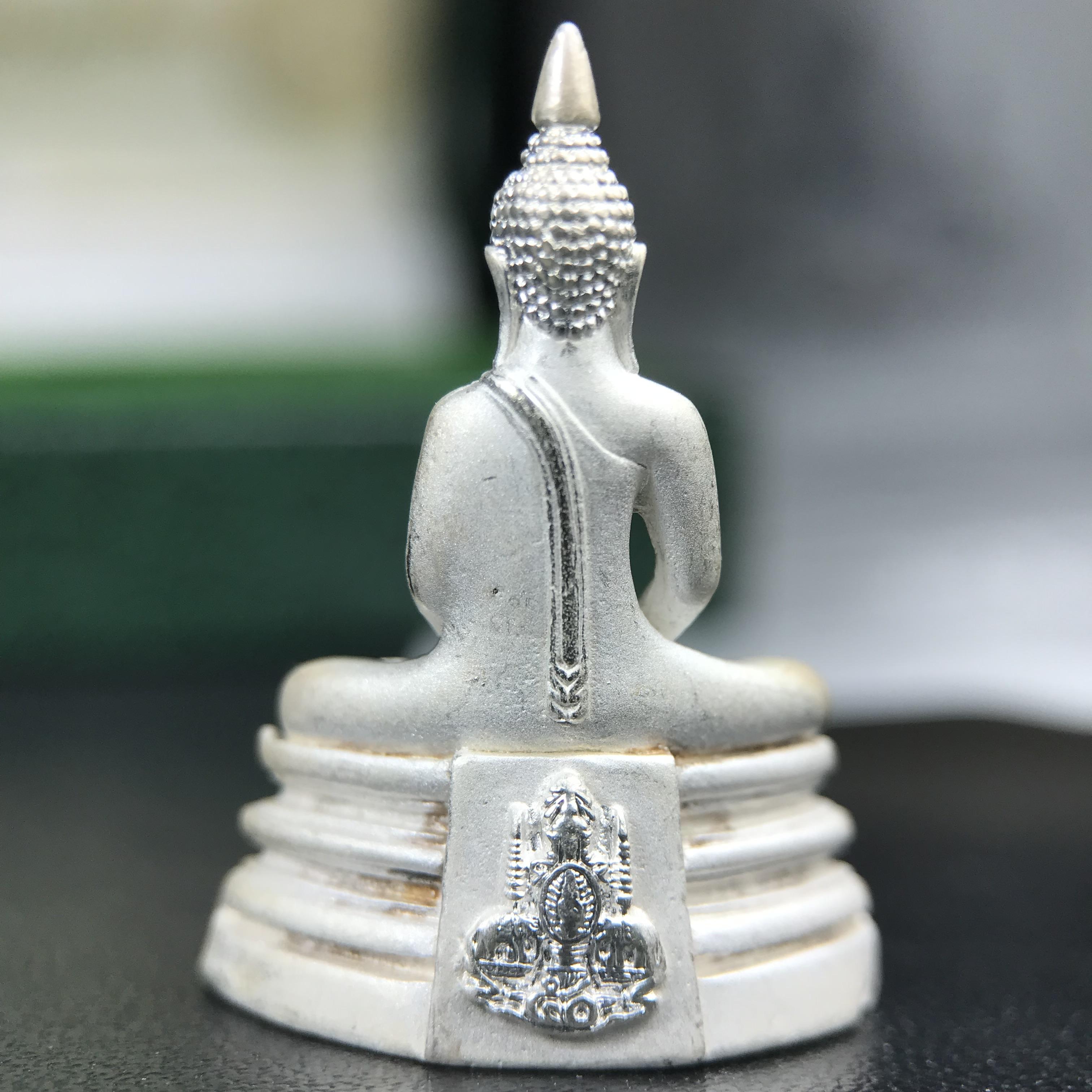 พระพุทธโสธร ภปร. รุ่นย้อนยุค สร้างพระอุโบสถ สมาคมชาวฉะเชิงเทรา จัดสร้าง ปี 2539 วโรกาสครองสิริราชสมบัติครบ 50 ปี เนื้อเงินทรายนวลขัดเงาบางส่วน พร้อมกล่องบรรจุและใบรับรองเดิม