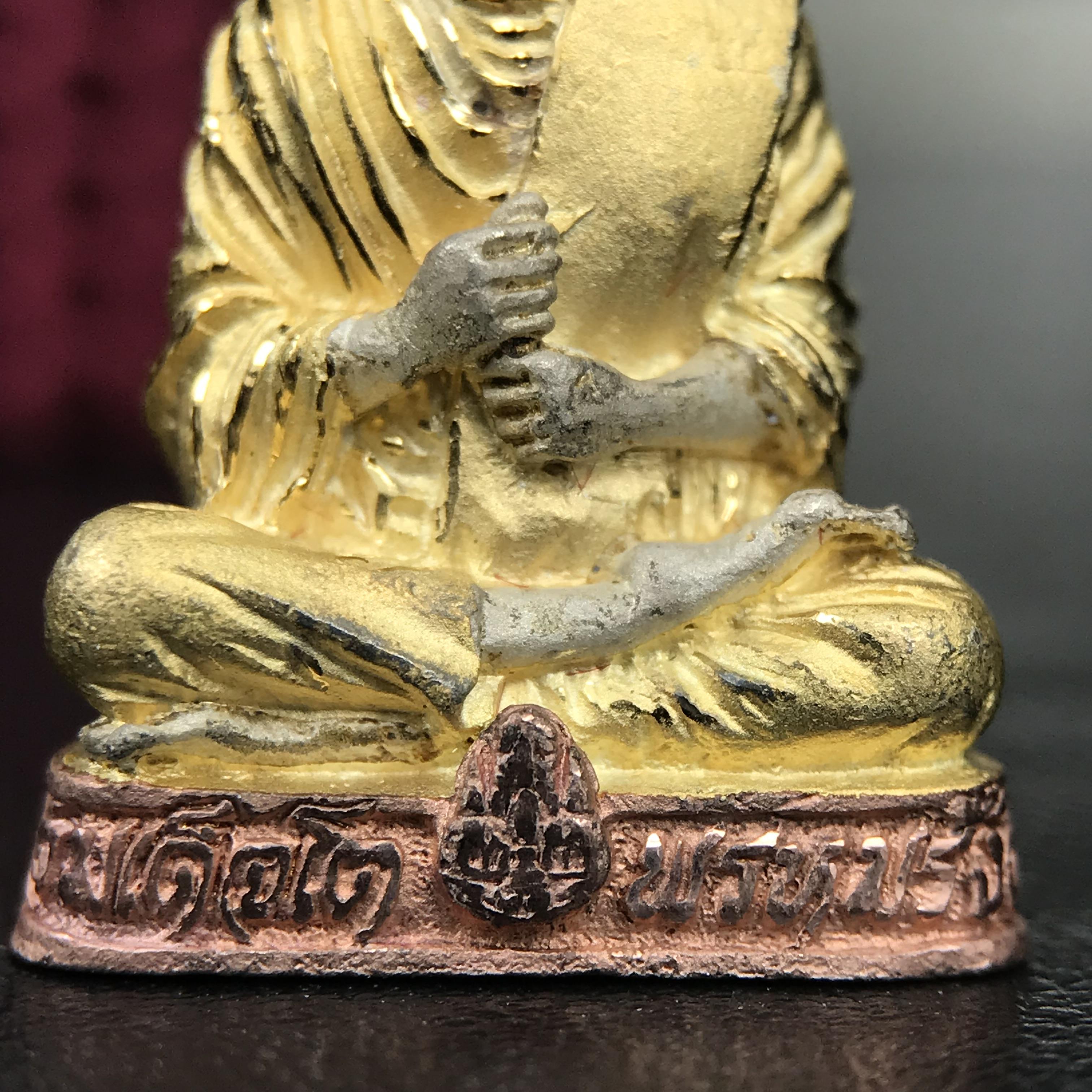 รูปเหมือนสมเด็จพระพุฒาจารย์ (โต พรหมรังสี)วัดใหม่อมตรส บางขุนพรหม ปี2540 รุ่นกาญจนาภิเษก จัดสร้างในวโรกาสที่รัชกาลที่ 9 ทรงครองสิริราชสมบัติ ครบ 50ปี ลอยองค์พิมพ์ใหญ่ เนื้อเงินบริสุทธิ์ 99.9% แบบชุบสามกษัตริย์ขัดเงาบางส่วน พร้อมกล่องบรรจุใบรับรองเดิมครบ