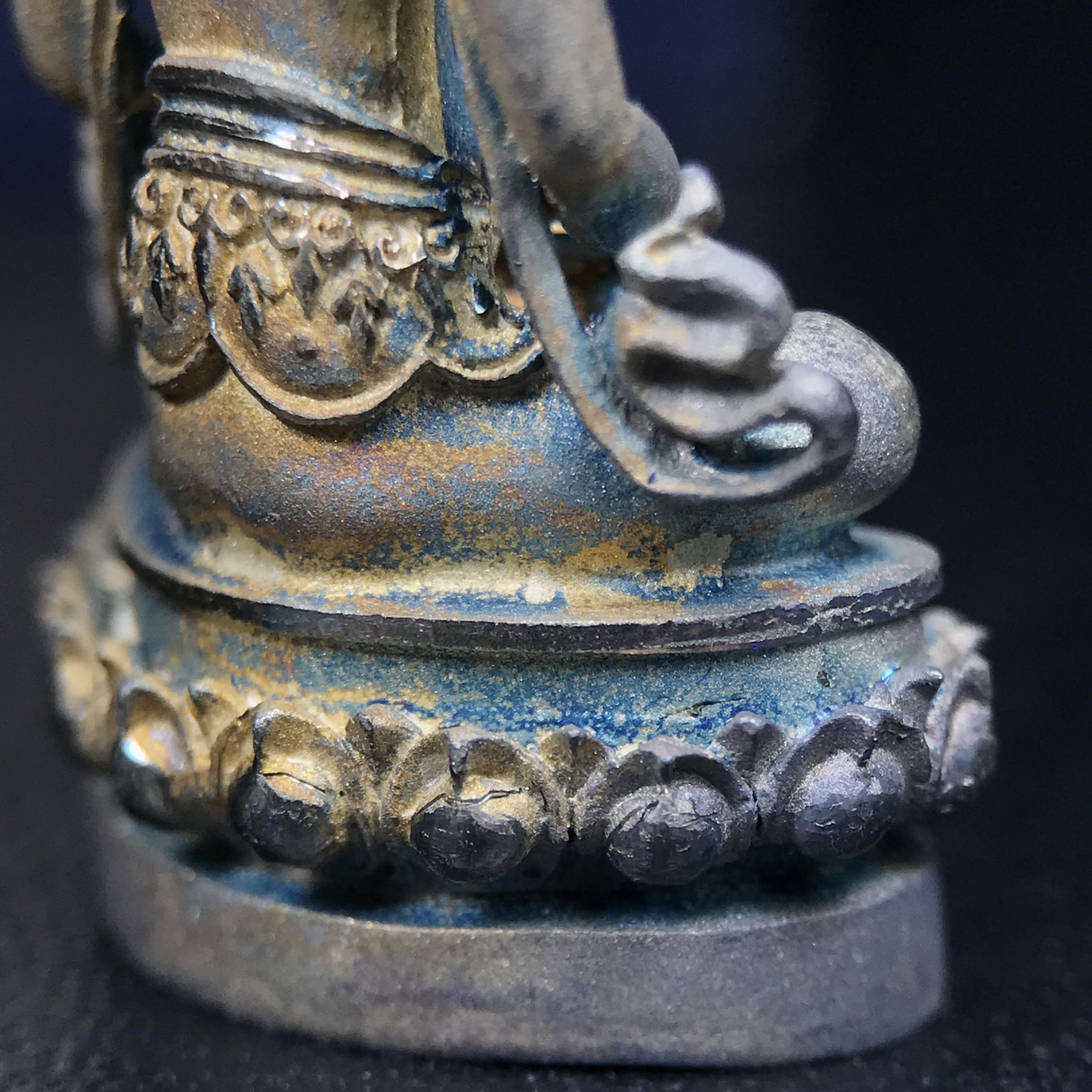 พระกริ่งอวโลกิเตศวร ( เจ้าแม่กวนอิม ) วัดโพธิ์แมนคุณาราม รุ่นอุดมโภคทรัพย์ ปี 2539 เนื้อเงินพ่นทราย(ผิวเดิม ขึ้นสีรุ้งธรรมชาติ แบบนิยม เสน่ห์ของพระเนื้อเงิน)(พร้อมกล่องบรรจุเดิม)(อีกหนึ่งรุ่นยอดนิยม พุทธศิลป์สวยงดงาม)หายาก 1 ใน 5000 องค์*องค์หมายเลข ๒๑๖๒*