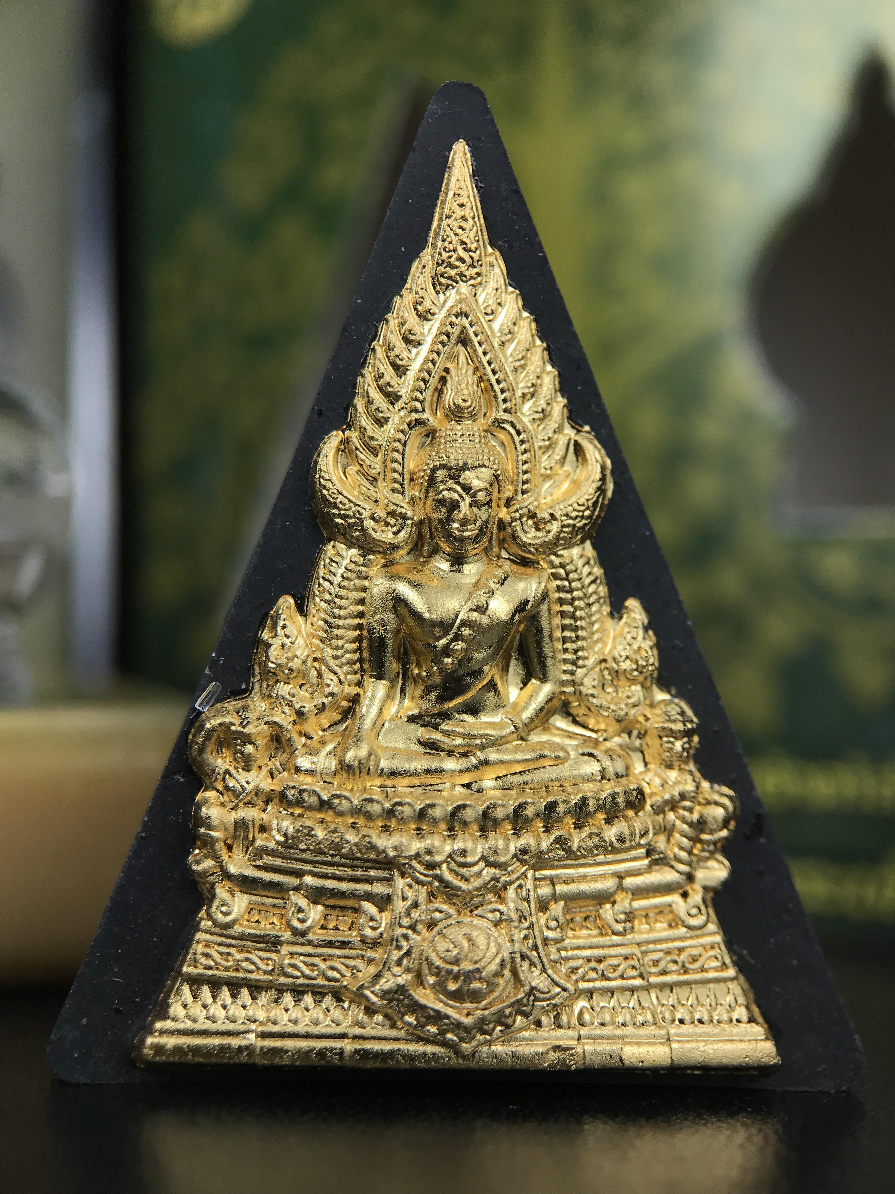 พระพุทธชินราช(จำลอง)ภปร. 84พรรษา เนื้อผงปิดทองด้านหน้า หลัง ภ.ป.ร. ยิงทอง(พระราชทานมวลสาร จิตรลดาและเส้นพระเจ้า ร.9(เส้นผม))ทรงคุณค่าอีกหนึ่งรุ่นยอดนิยม