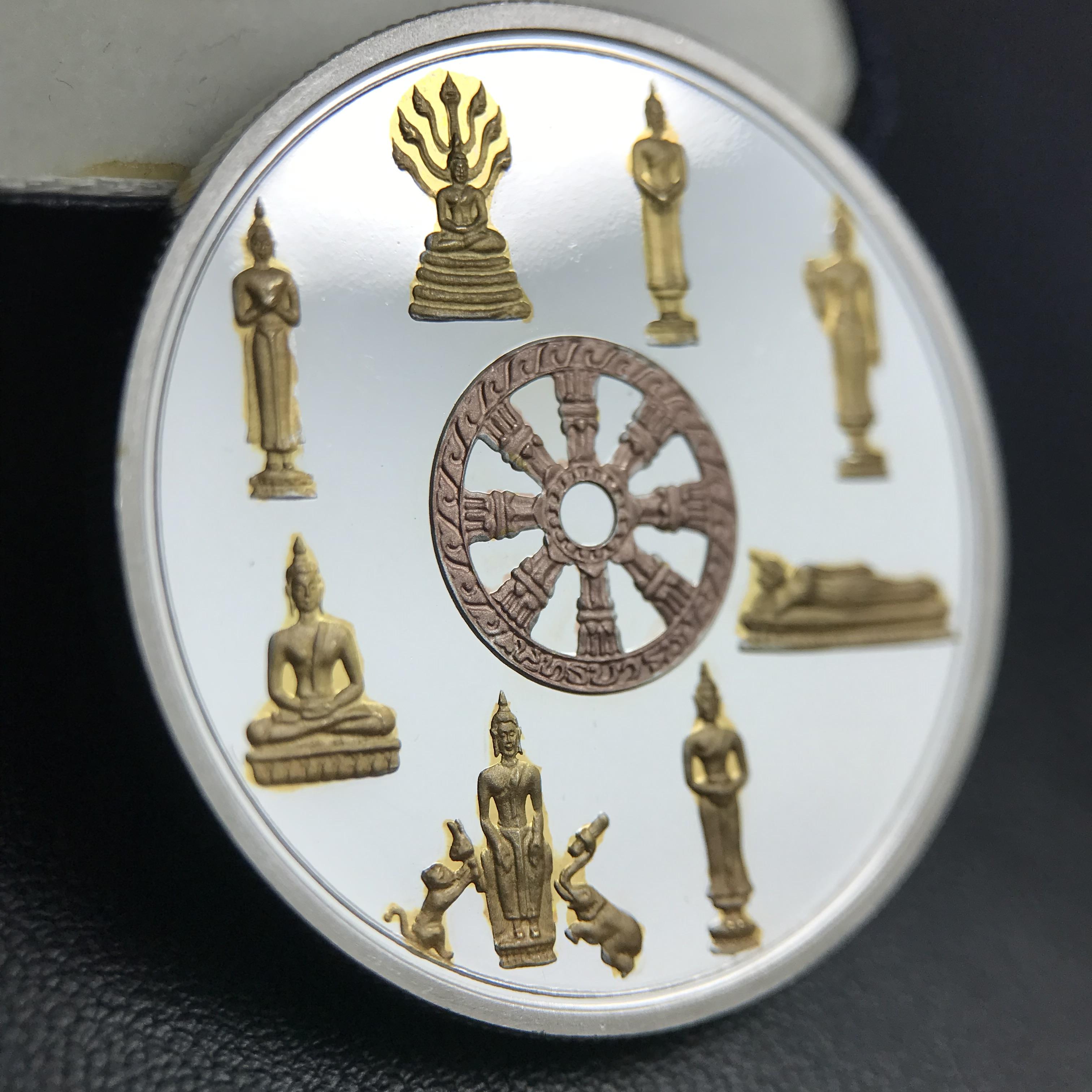 เหรียญพระแก้วมรกต พระพุทธชินราช พระพุทธโสธร รุ่นพุทธบารมี ปี 2540 เนื้อเงินขัดเงา 99.9% ชุบ 3 กษัตริย์ พร้อมกล่องและใบรับรองเดิม พิธีพุทธาภิเษก 2 พิธีมหามงคล(พระพุทธคู่บ้านคู่เมือง รูปแบบเหรียญสวยงดงามมาก พิธีใหญ่ เป็นที่นิยม)สร้างน้อยหายาก 1 ใน500 เหรียญ