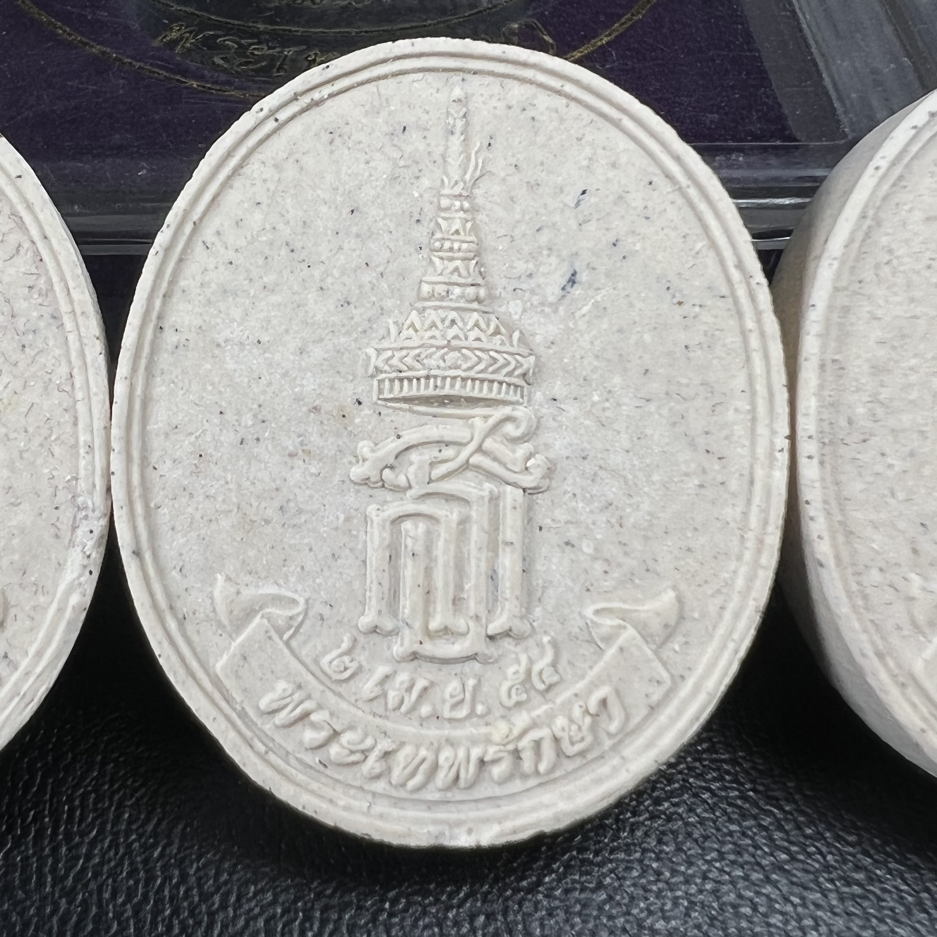 พระเบญจพุทธปาฏิหาริย์ สธ. รุ่น “พระเทพรักษา” ปี 2554 ชุดเนื้อผง ขนาด 2.5 ซม.(ครบชุด 5 องค์) พร้อมกล่องบรรจุเดิมครบสมบูรณ์(พิธีใหญ่ มหาพุทธาภิเษก 5 วัด 5 พิธี)