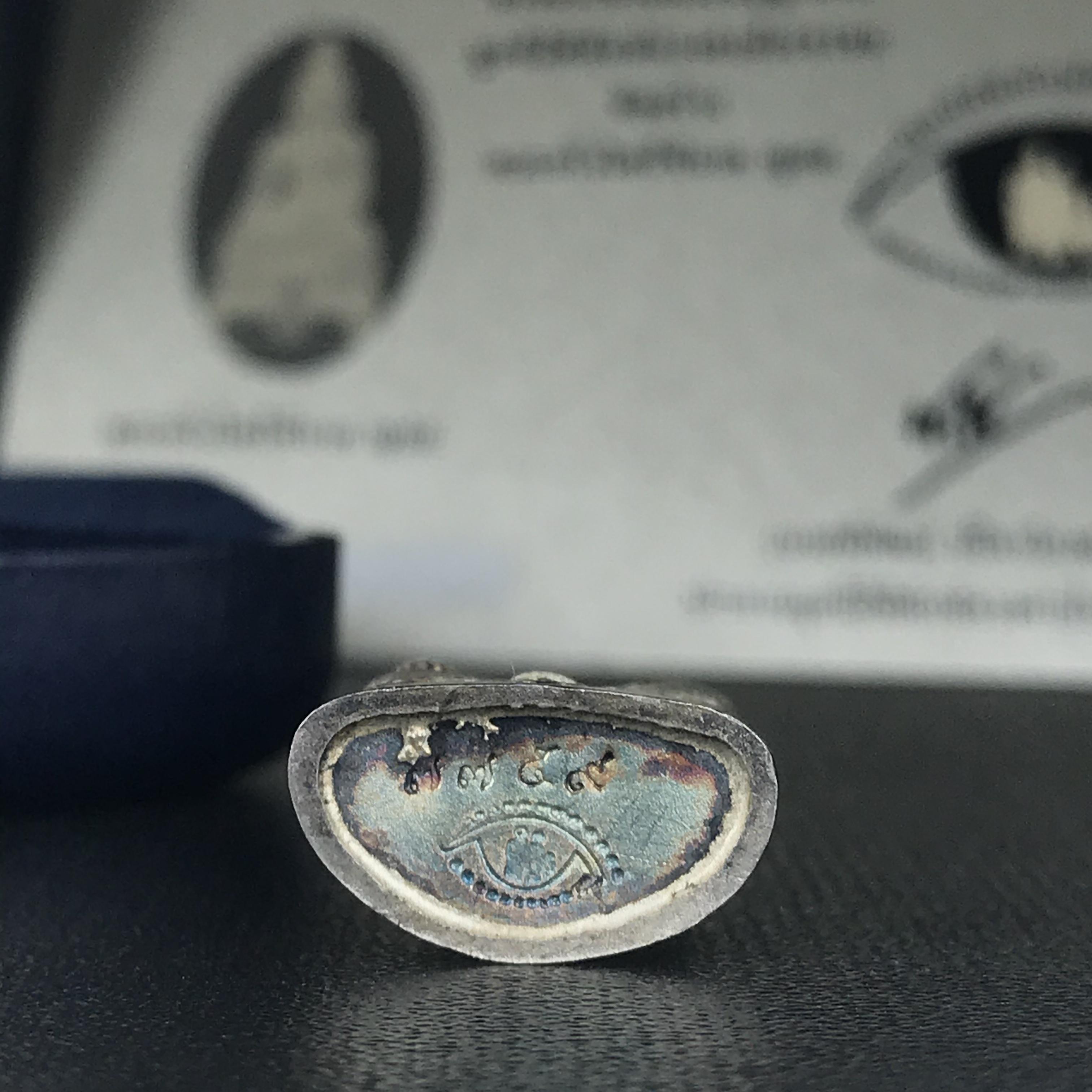 พระกริ่งไพรีพินาศ ญสส.มูลนิธิพิทักษ์ดวงตาประชาชน ฉลองศิริราชสมบัติครองราชย์ 50 ปี เนื้อเงิน(ผิวเดิม ขึ้นรุ้งธรรมชาติ แบบนิยม สวยมาก) พร้อมกล่องบรรจุเดิมและการ์ดใบรับรองเดิมครบ