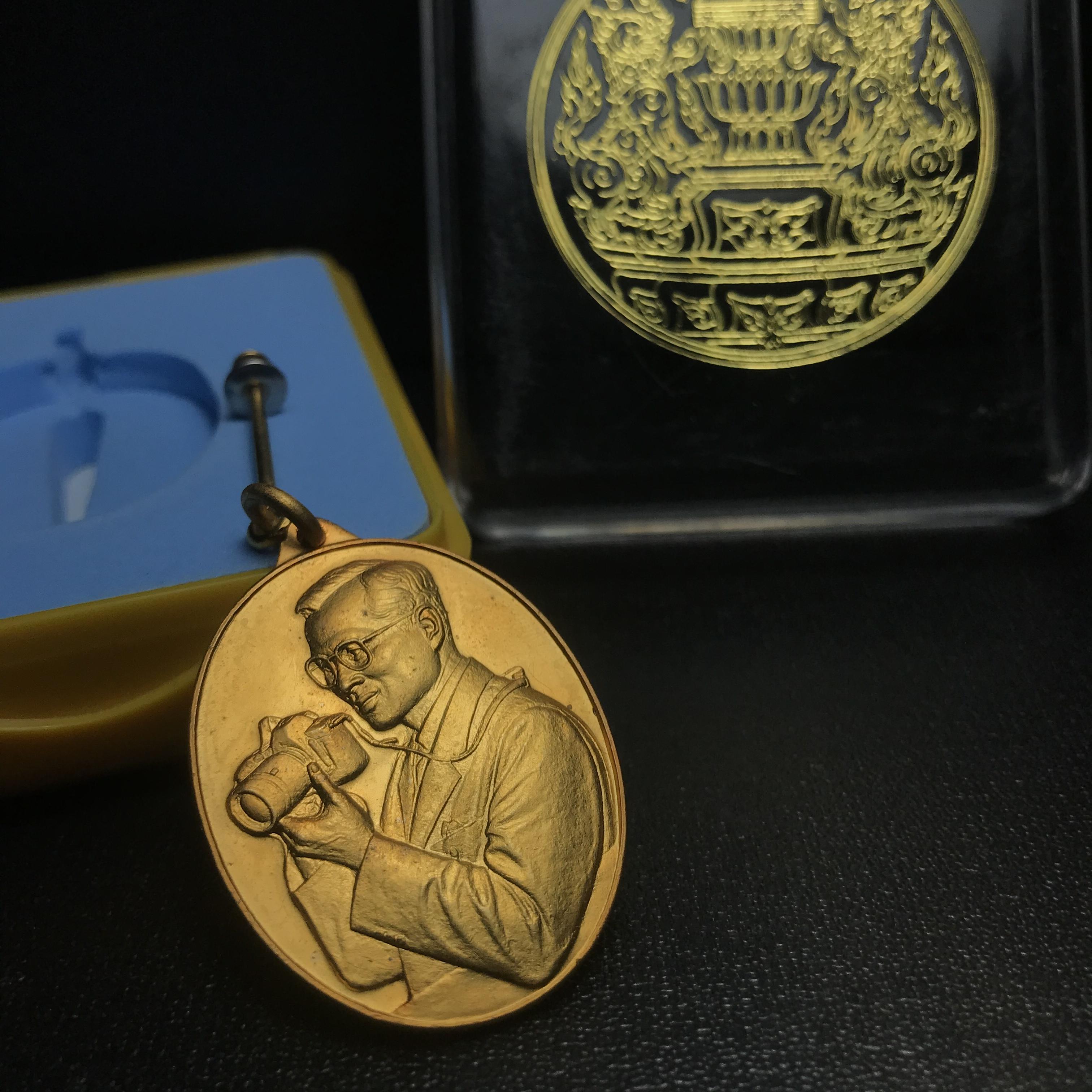 เหรียญในหลวงทรงกล้อง สำนักนายกรัฐมนตรีจัดสร้าง พร้อมเข็มที่ระลึก พ.ศ.2542 กล่องเดิม