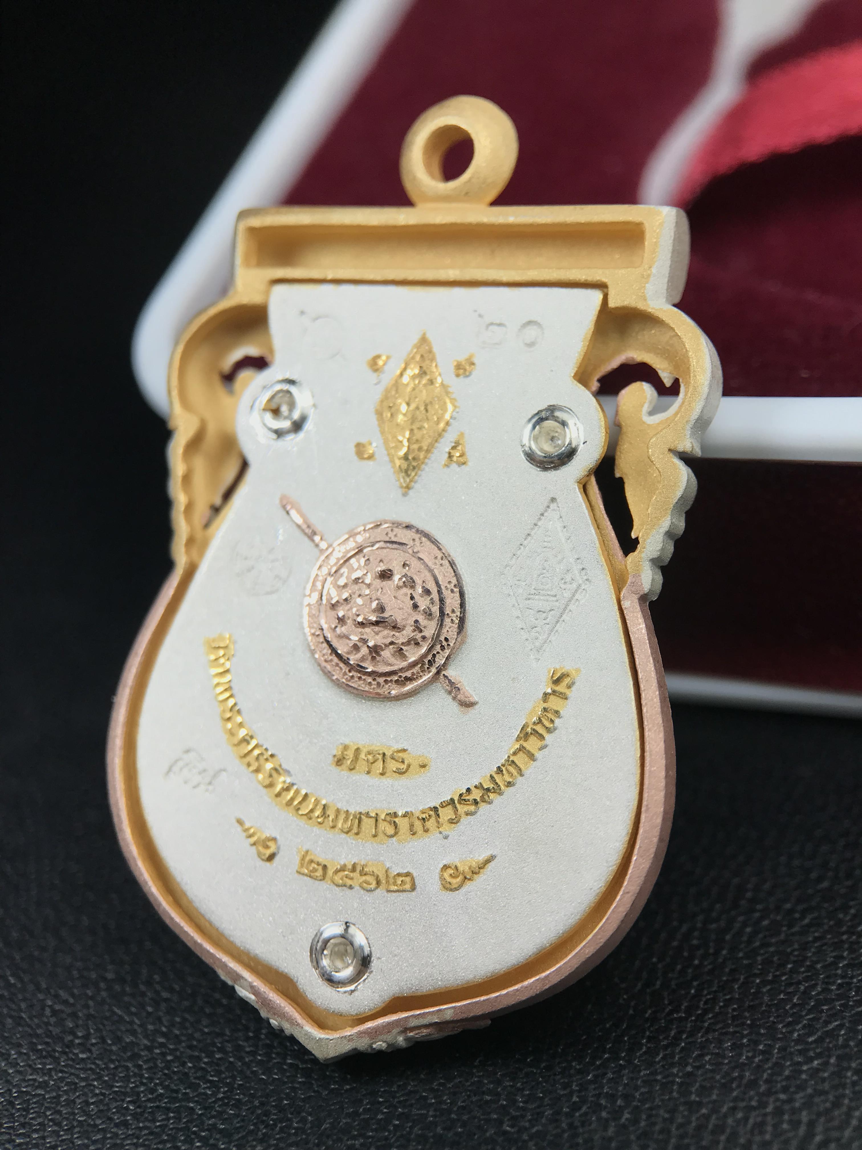 พระพุทธชินราช รุ่น ประวัติศาสตร์ มูลนิธิเพื่อตำรวจไทยจัดสร้าง ปี 2562 เนื้อเงินชุบสามกษัตริย์ขัดเงา พิมพ์เหรียญเสมาฉลุลาย พระพุทธชินราช อินโดจีน(ขนาดสูง 3.7ซม.(ไม่รวมห่วง))(สภาพสวยซีนซองเดิม กล่องบรรจุเดิมครบสมบูรณ์)(องค์หมายเลข 20)(1 ใน 999 เหรียญ)หายาก