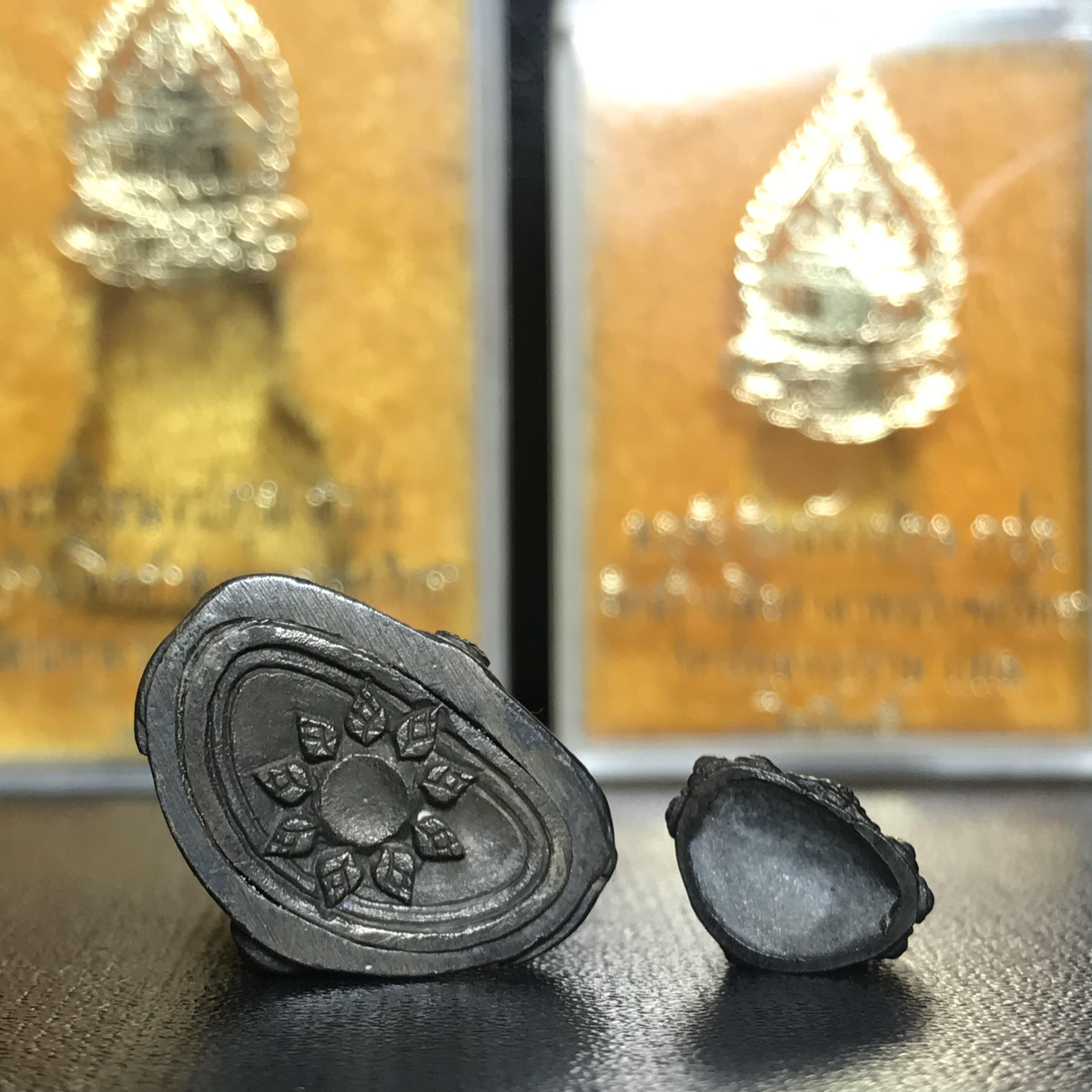 พระกริ่งนวปทุม ภปร.-พระชัยวัฒน์นวปทุม ภปร วัดปทุมวนาราม เนื้อนวโลหะ ปี2535(ในหลวงรัชกาลที่9เสด็จเททอง)(1ใน3000องค์)หายาก