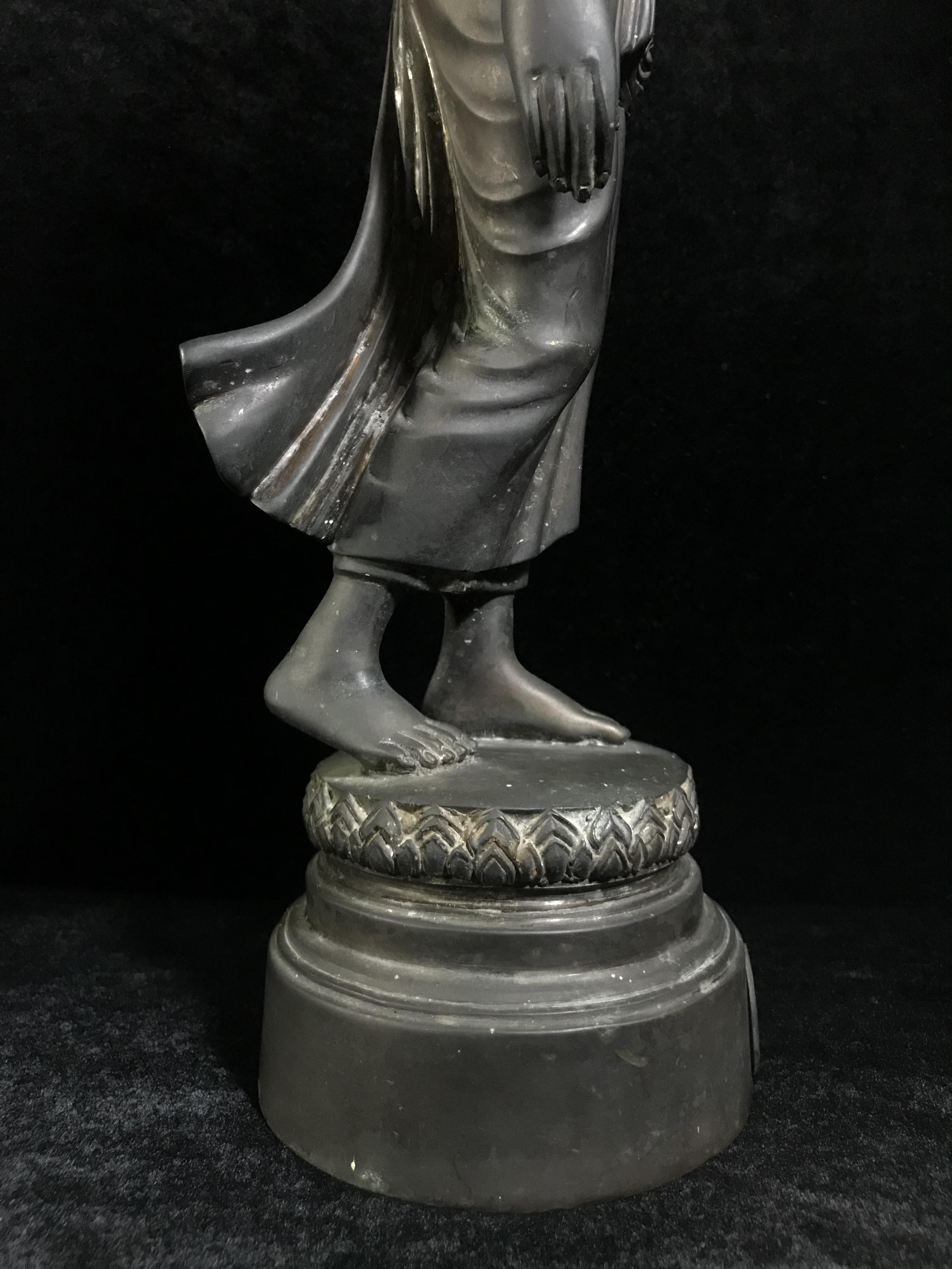 พระบูชา 25พุทธศตวรรษ พระศรีศากยะทศพลญาณ ประธานพุทธมณฑลสุทรรศน์ ปี 2531 ตราสัญลักษณ์พระราชพิธีรัชมังคลาภิเษก ปี 2531 หมายเลข (๑๕)๕๘๓ ขนาดความสูง 15 นิ้ว รวมฐานสูง 18 นิ้ว(นิยมหายาก)