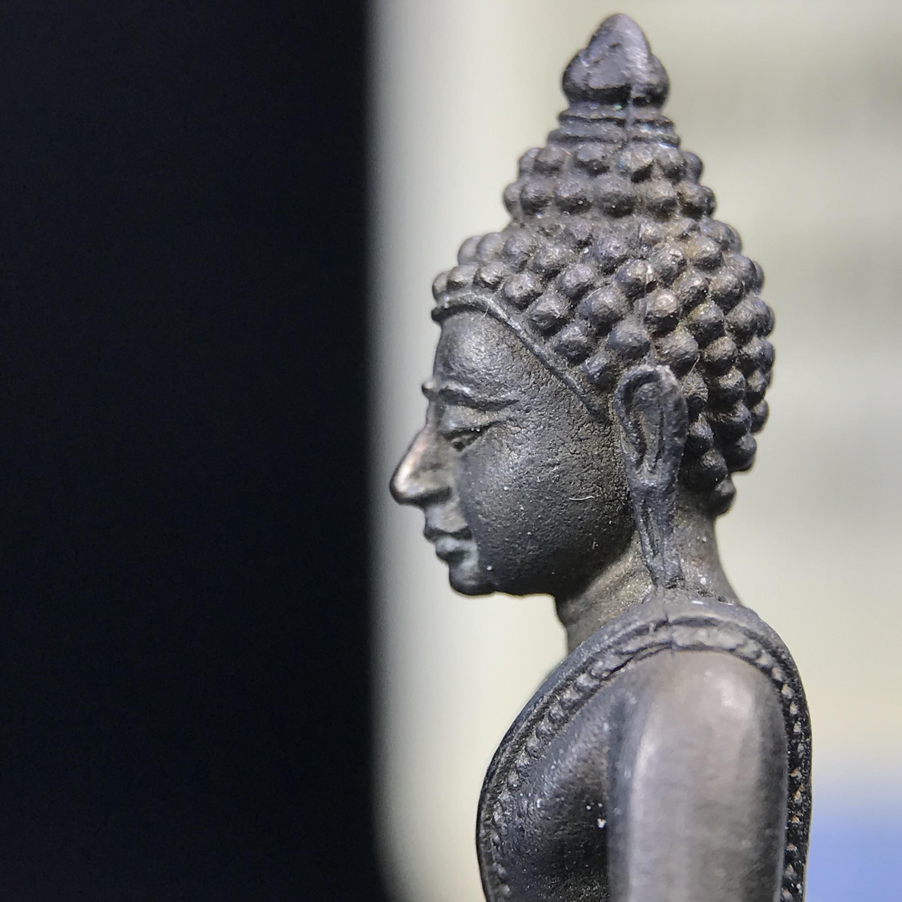 พระกริ่งพิชัยรังสี รุ่นแรก วัดป่าชัยรังสี จ.สมุทรสาคร ปี 2531 เนื้อนวโลหะ ออกแบบโดยนายช่างเกษม มงคลเจริญ ช่างมือหนึ่งแห่งยุค ปลุกเสกโดยพระเกจิอาจารย์ที่มีชื่อเสียงในยุคนั้นมาร่วมพิธีกันหลายรูป พุทธศิลป์ออกแบบได้สวยงดงาม พร้อมกล่องบรรจุเดิมครบ