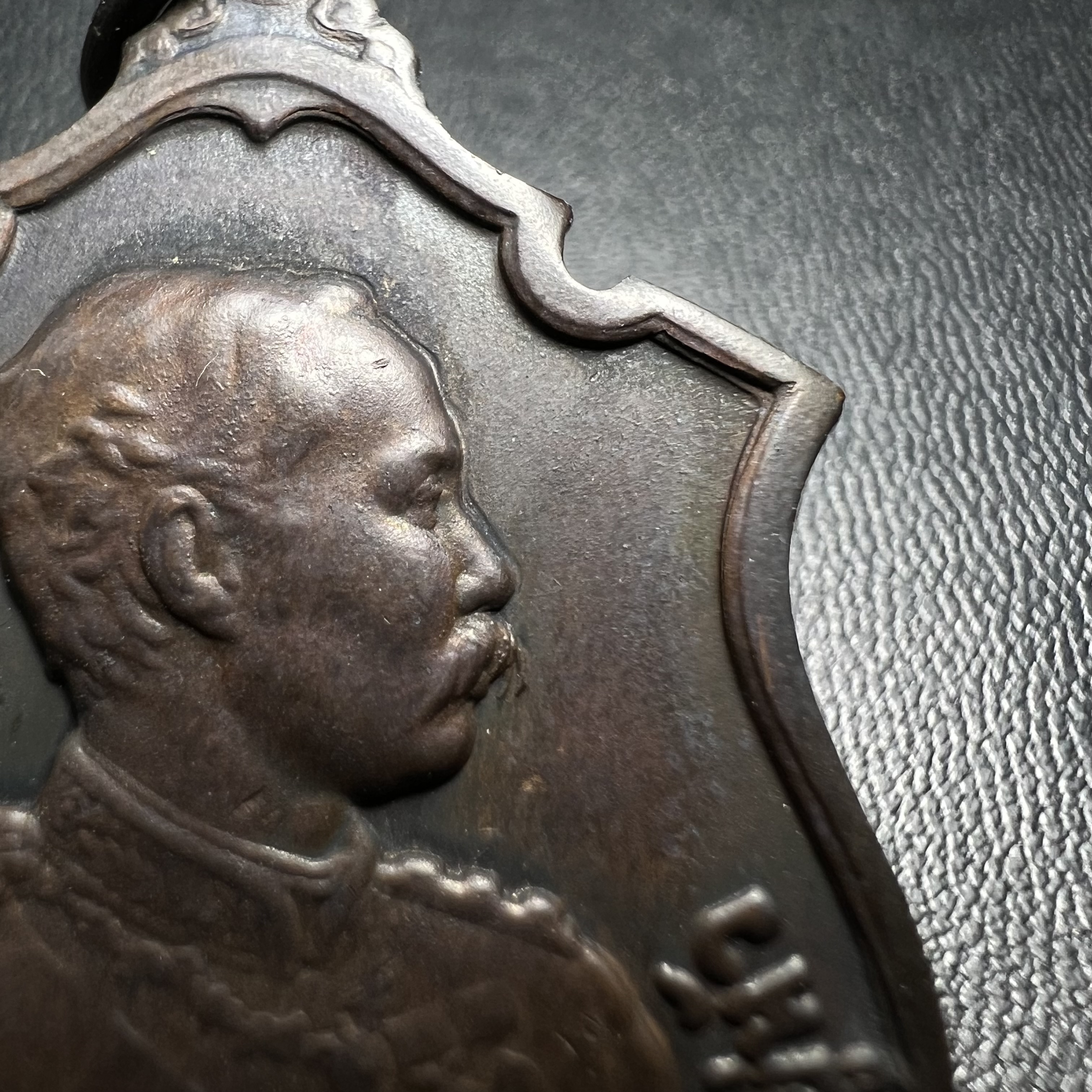 เหรียญรัชกาลที่ 5 ครบรอบ 80 ปี โรงเรียนนายร้อยพระจุลจอมเกล้า ปี2510(รุ่นเเรก) เนื้อทองแดง(คัดสวยสภาพเหรียญสวย สวย แบบนี้ปัจจุบันหายากมากแล้ว)หลวงปู่ทิม , หลวงปู่โต๊ะ และเกจิมีชื่อในยุคต้นปี 2500 หลายรูปร่วมปลุกเสก (พระดี ปีลึก พิธีใหญ่)