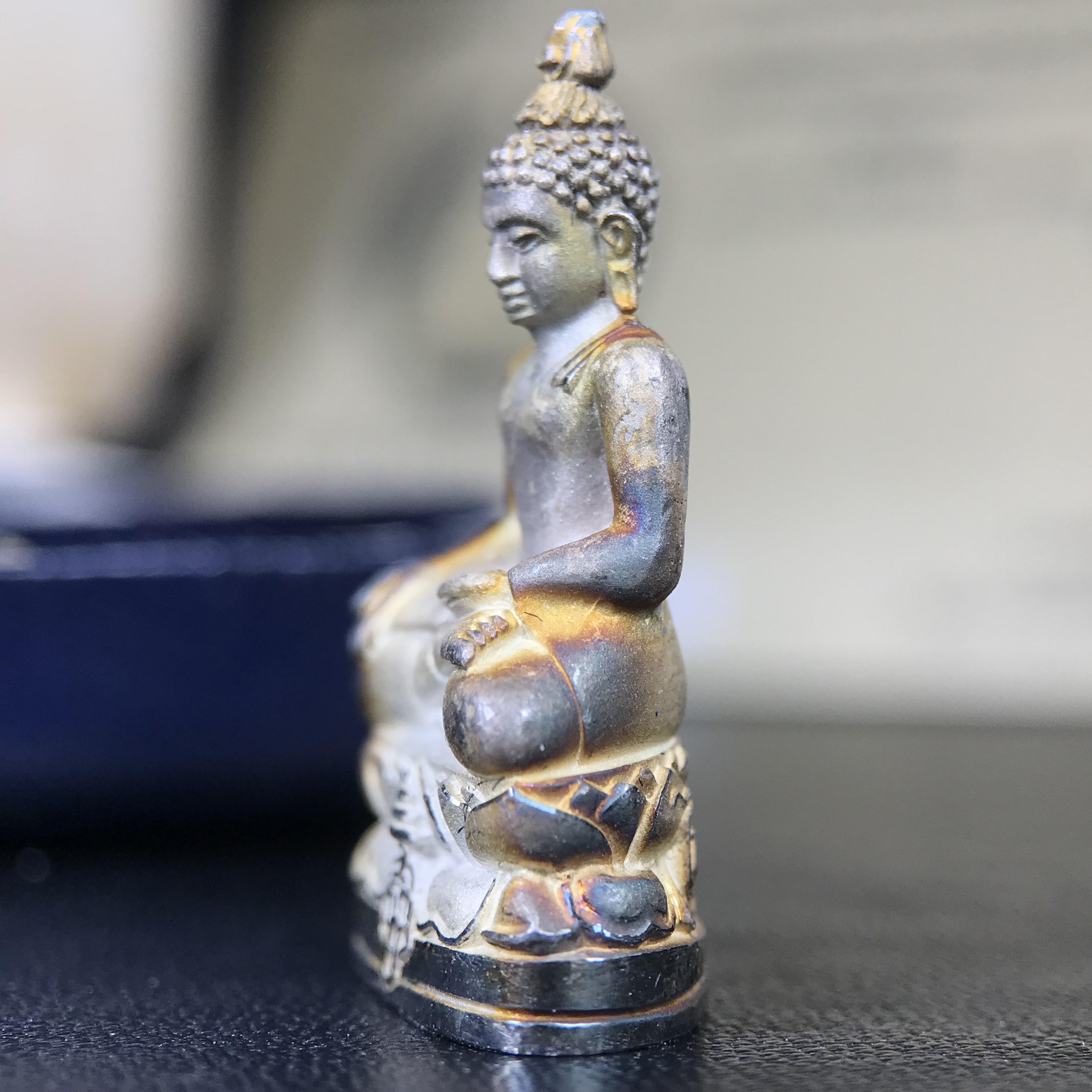 พระกริ่งไพรีพินาศ ญสส.มูลนิธิพิทักษ์ดวงตาประชาชน ฉลองศิริราชสมบัติครองราชย์ 50 ปี รัชกาลที่ 9 เนื้อเงินบริสุทธิ์ 99.9% (เนื้อเงินผิวเดิมติดรุ้งๆสวยเดิม)ขนาดสูง 2.8 ซม. พร้อมกล่องบรรจุเดิมและการ์ดใบรับรองเดิมครบสมบูรณ์(องค์หมายเลข ๒๓๒๗)