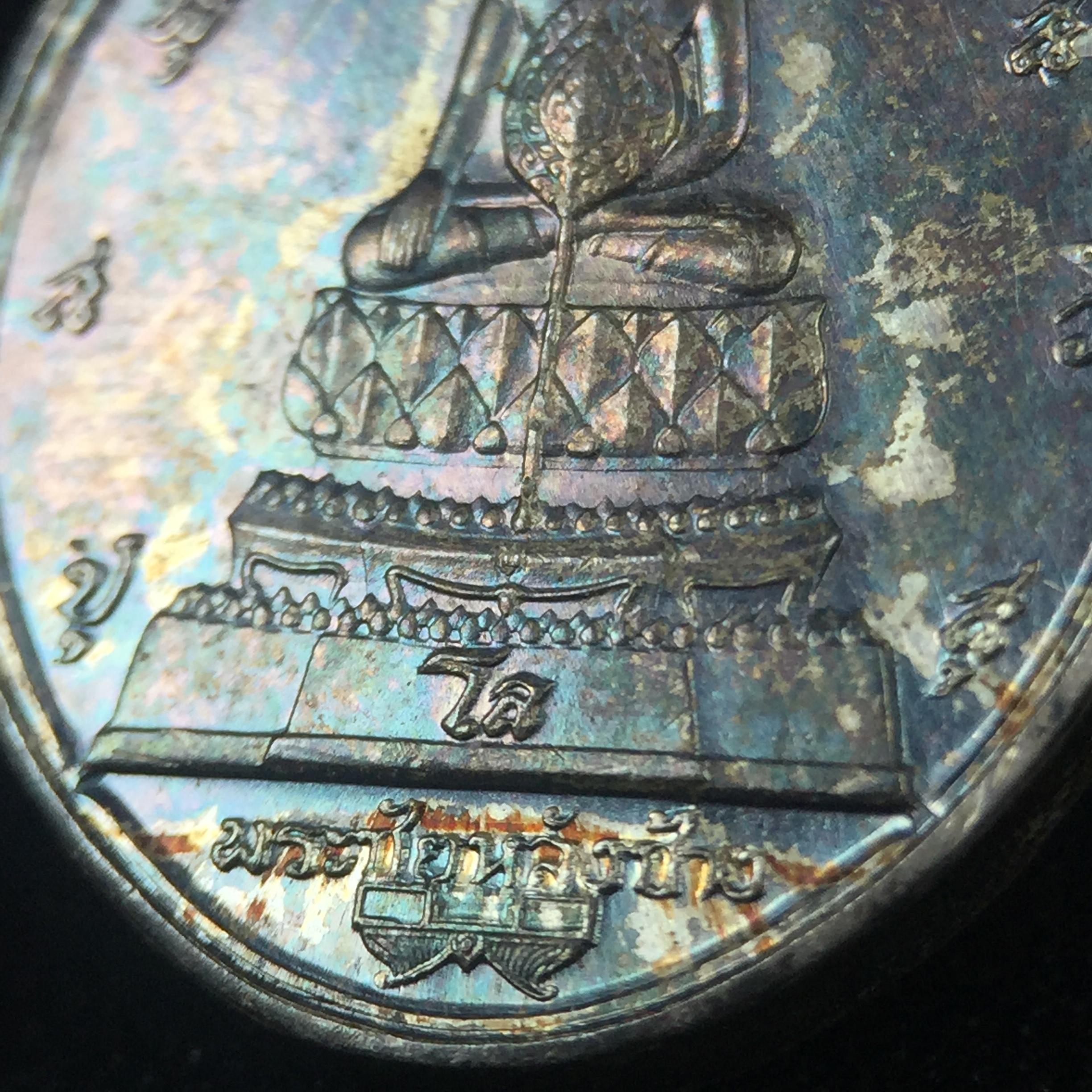 เหรียญพระชัยหลังช้าง ภปร. ครบ 5 รอบ ในหลวงรัชกาลที่9 พ.ศ.2530 พิมพ์เล็ก เนื้อเงิน(หนัก 2 สลึง)(สภาพผิวเดิมขึ้นสีรุ้งธรรมชาติสวยมาก)หายาก สภาพสวยเดิมพร้อมกล่องบรรจุเดิมครบสมบูรณ์(พิธีใหญ่ รุ่นยอดมนิยม)