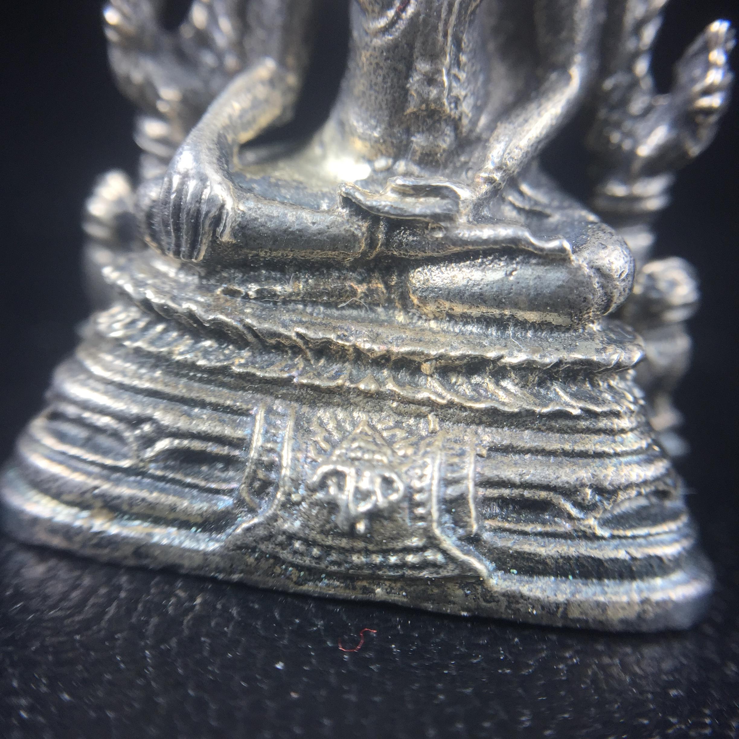 พระกริ่งพระพุทธชินราช มวก. วัดเบญจมบพิตร ปี 2519 เนื้อเงินสภาพสวยผิวเดิม หมายเลข687(ในหลวงรัชกาลที่9และราชินีเสด็จฯเททอง)(พิธีใหญ่ เกจิอาจารย์ในยุคยอดนิยมร่วมปลุกเสก)