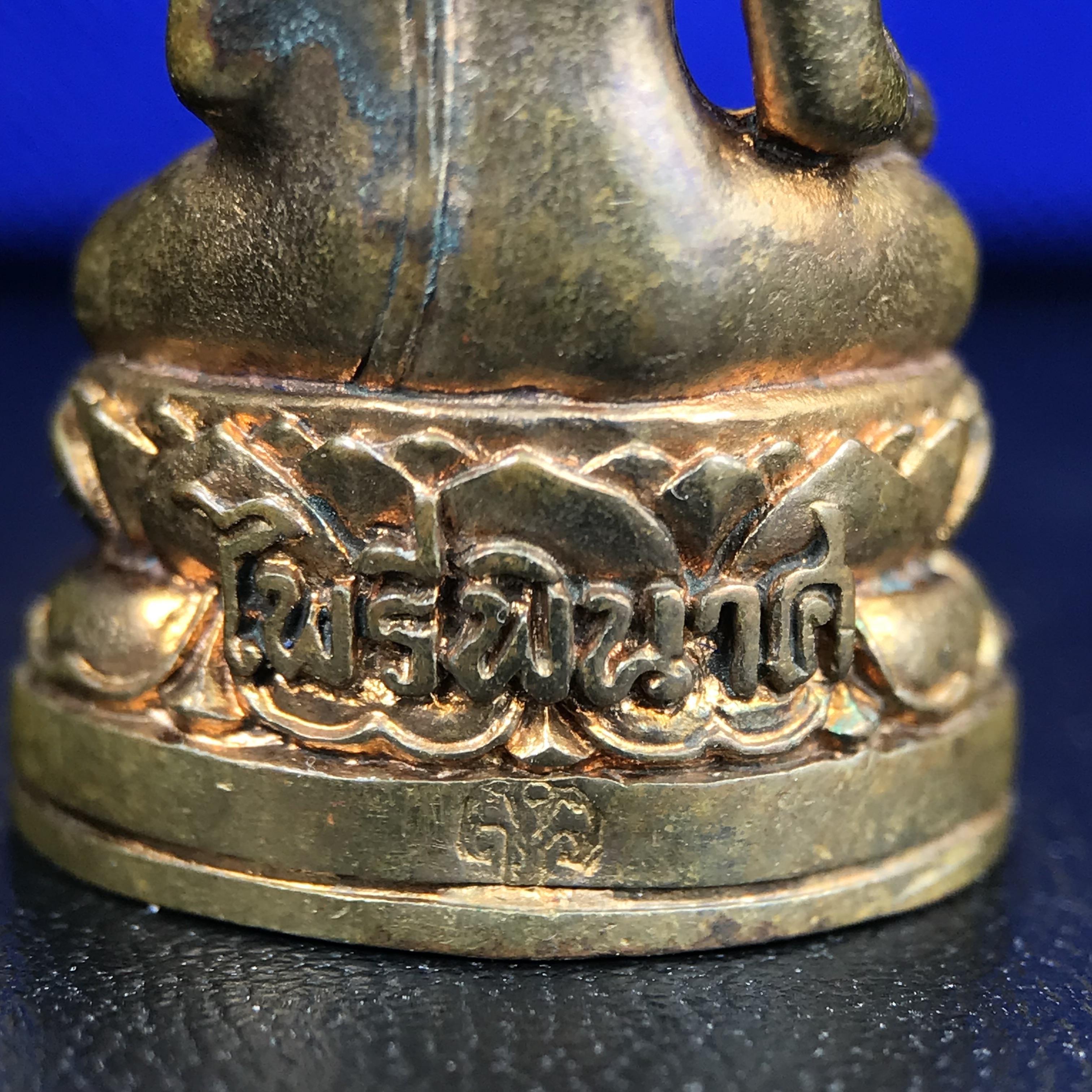 พระกริ่งไพรีพินาศ บรรจุเหล็กไหล ครั้งแรกและครั้งเดียวในประวัติศาสตร์ เฉลิมพระเกียรติ พระบาทสมเด็จพระเจ้าอยู่หัวรัชกาลที่9 พระชนมพรรษา 6 รอบ ปี2542 เนื้อสัมฤทธิ์(บรรจุเหล็กไหล)ดีนอก-ดีใน พิธีใหญ่ มวลสารเด่น (หายาก)