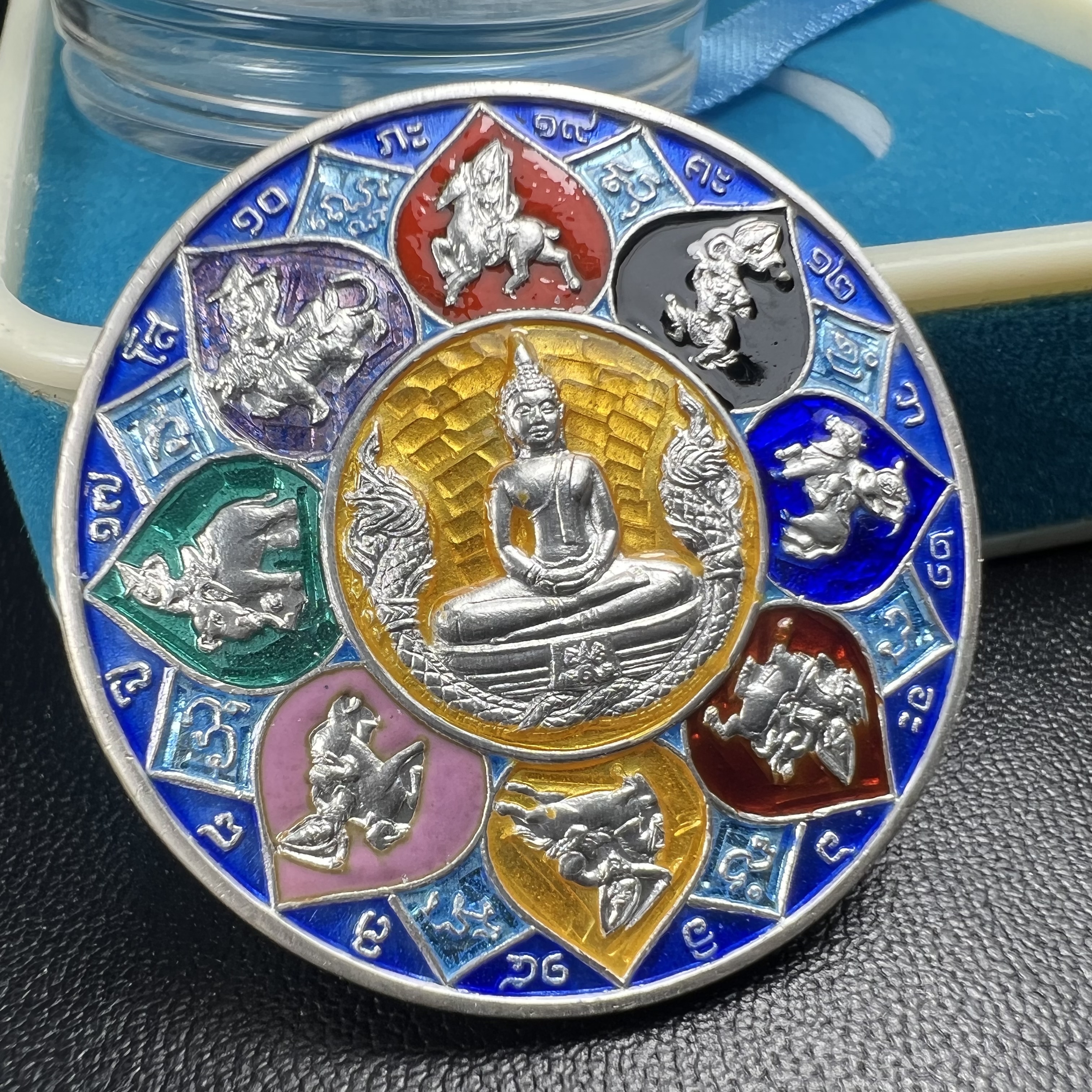 เหรียญหลวงพ่อโสธร รุ่นดวงชะตาคู่ชีวิต พิธีมหาจักรพรรดิตราธิราชครั้งยิ่งใหญ่ พิธีสวดนพเคราะห์เพื่อความเป็นสิริมงคล ปี 2547 ณ พระอุโบสถวัดโสธรวรารามวรวิหาร จ.ฉะเชิงเทรา เนื้อเงินลงยาราชาวดี ขนาด 3.2 ซม.พร้อมกล่องบรรจุเดิมสภาพสวยครบสมบูรณ์