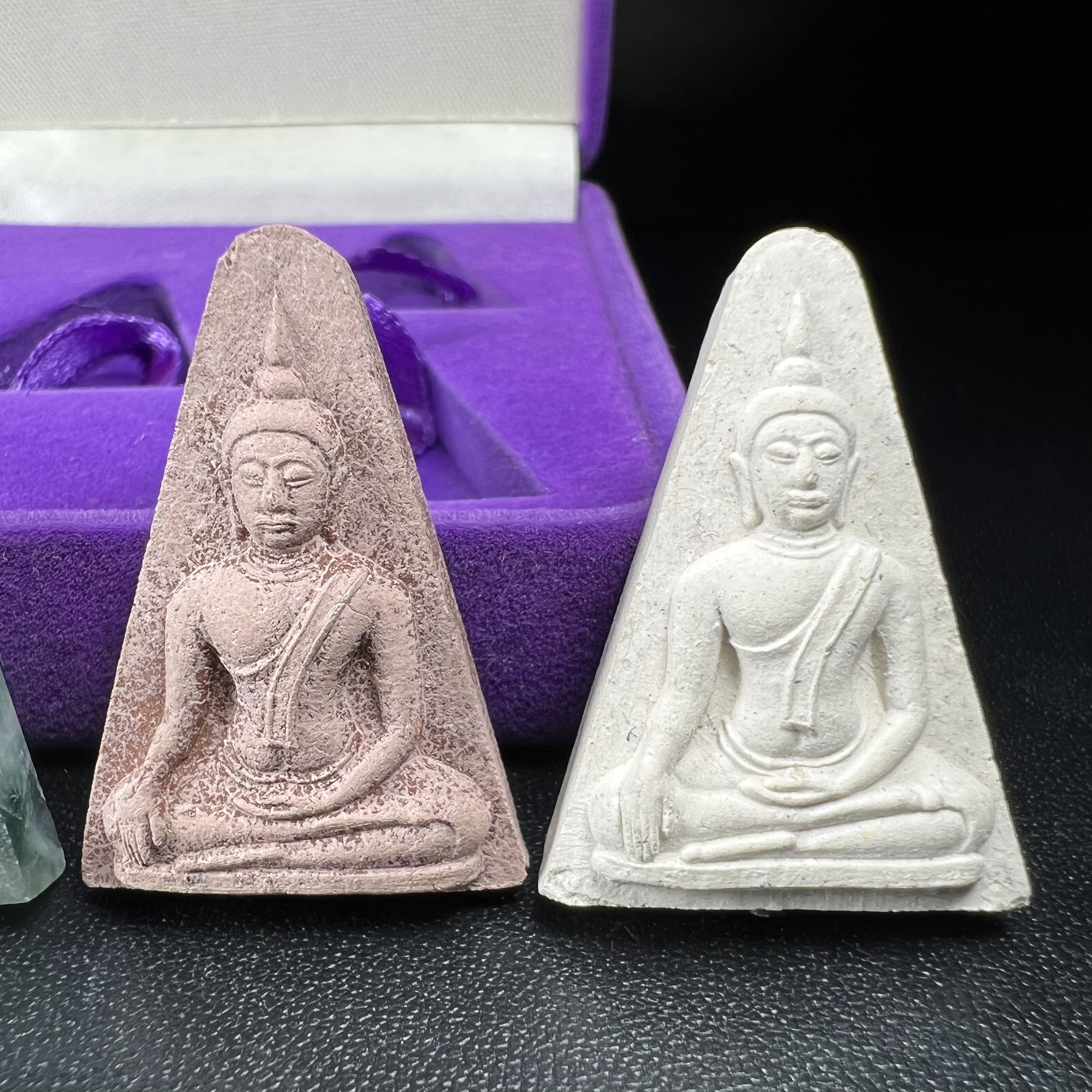 พระนางพญาเสน่ห์จันทร์ สธ. สร้างในวโรกาสทรงเจริญพระชนมายุ 50 พรรษา สมเด็จพระเทพฯ พ.ศ.2548 ชุดพิเศษ (1 ใน 5000 ชุด)หายาก