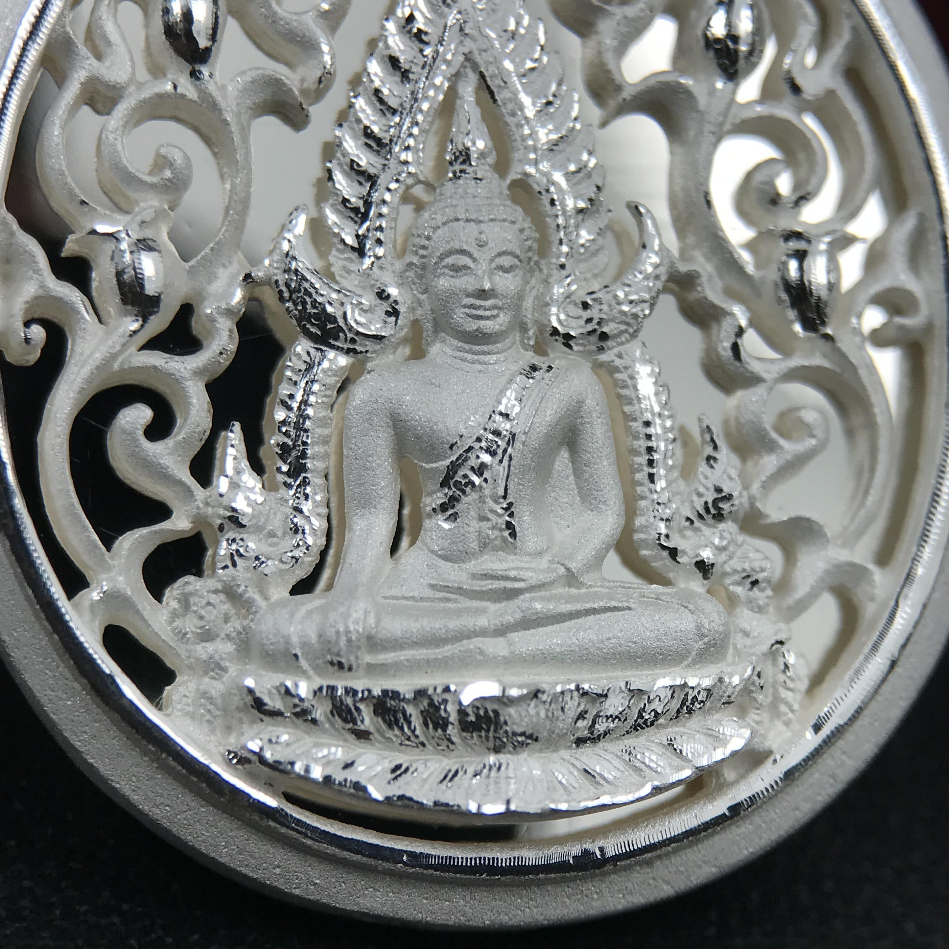 พระพุทธชินราช รุ่น ประวัติศาสตร์ มูลนิธิเพื่อตำรวจไทยจัดสร้าง ปี 2562 เนื้อเงินขัดเงา พิมพ์เหรียญรูปไข่ฉลุลายไทย พิมพ์ใหญ่ พระพุทธชินราช แบบจิวเวอร์รี่ (ขนาดสูง 2.9 ซม.) (สภาพ สวย ซีนซองเดิม กล่องบรรจุเดิมครบสมบูรณ์)