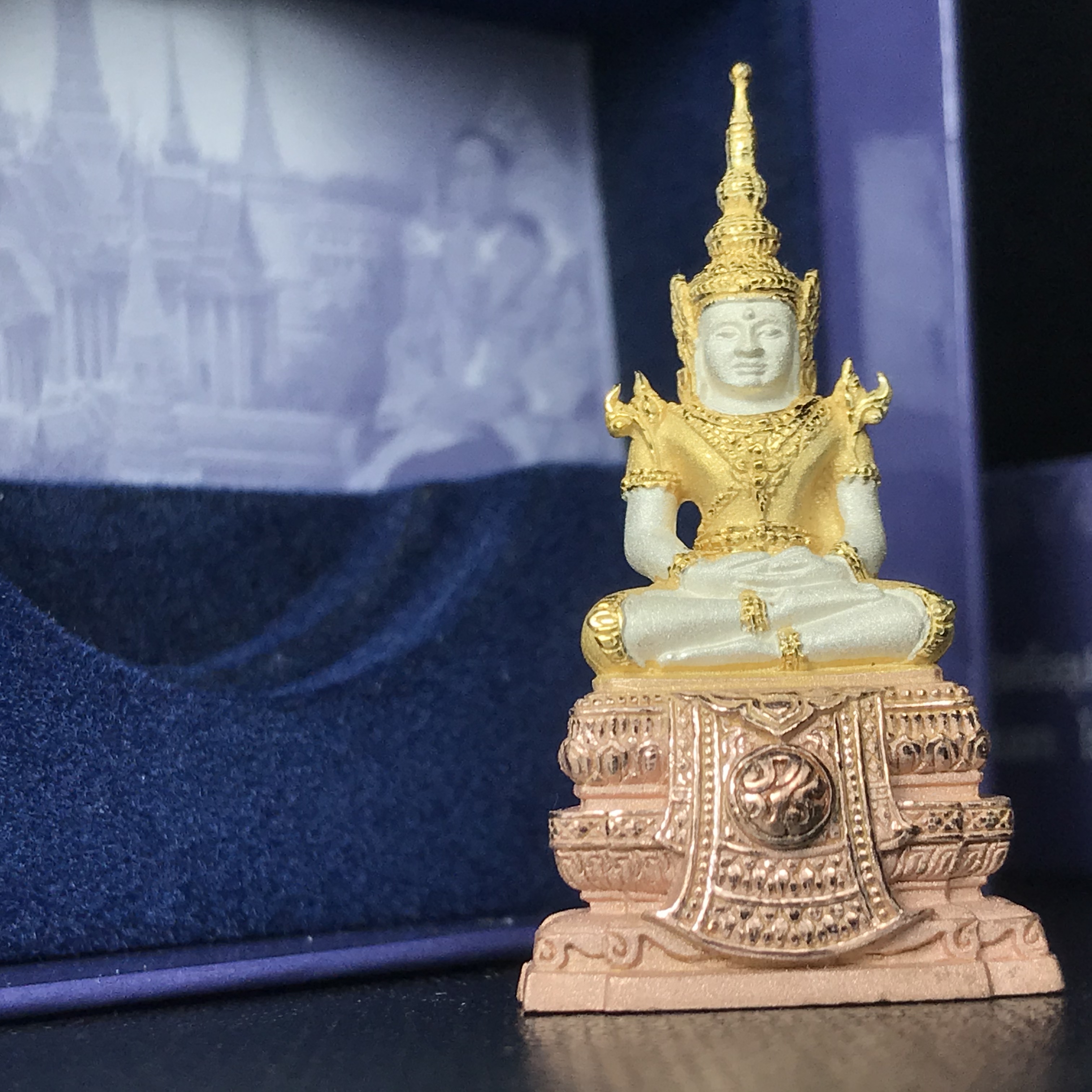 พระแก้วมรกต ภปร. ปี2547 จัดสร้างโดย รพ.ภูมิพลฯ เนื้อเงิน (3 กษัตริย์)ลอยองค์ หน้าตัก 1/2 นิ้ว (สภาพสวย กล่องบรรจุเดิมครบสมบูรณ์) (1ใน3000องค์)องค์หมายเลขมหามงคล 999 (ตองเก้า)เจริญเก้าหน้าในทุกด้าน