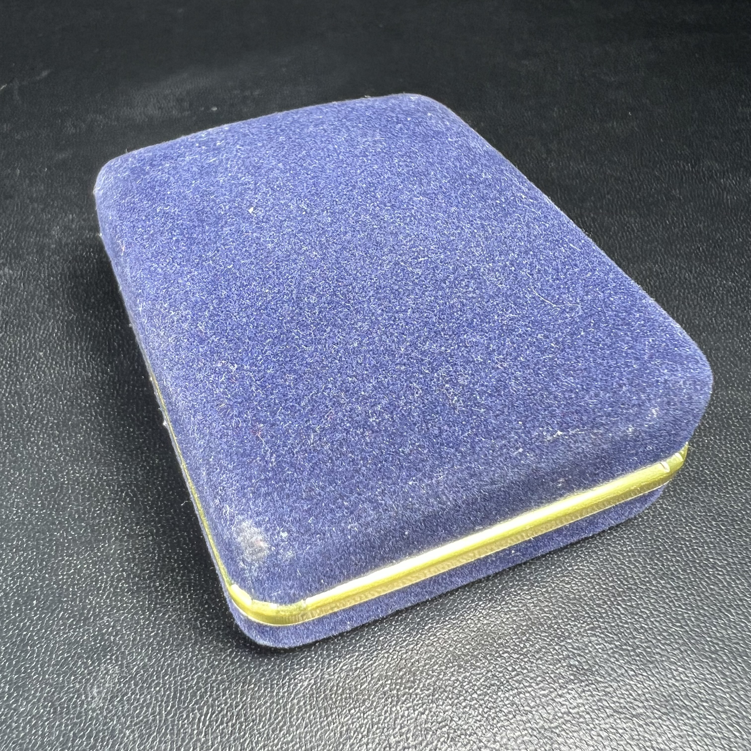 พระกริ่งนวปทุม ภปร. วัดปทุมวนาราม ปี 2535 เนื้อนวโลหะ(เข้มขลัง สวย งดงาม) ขนาดสูง 3.7 ซม. พร้อมกล่องพิเศษบรรจุเดิมครบสมบูรณ์ (ในหลวงรัชกาลที่9เสด็จเททอง)(1ใน3000องค์)นิยมหายาก