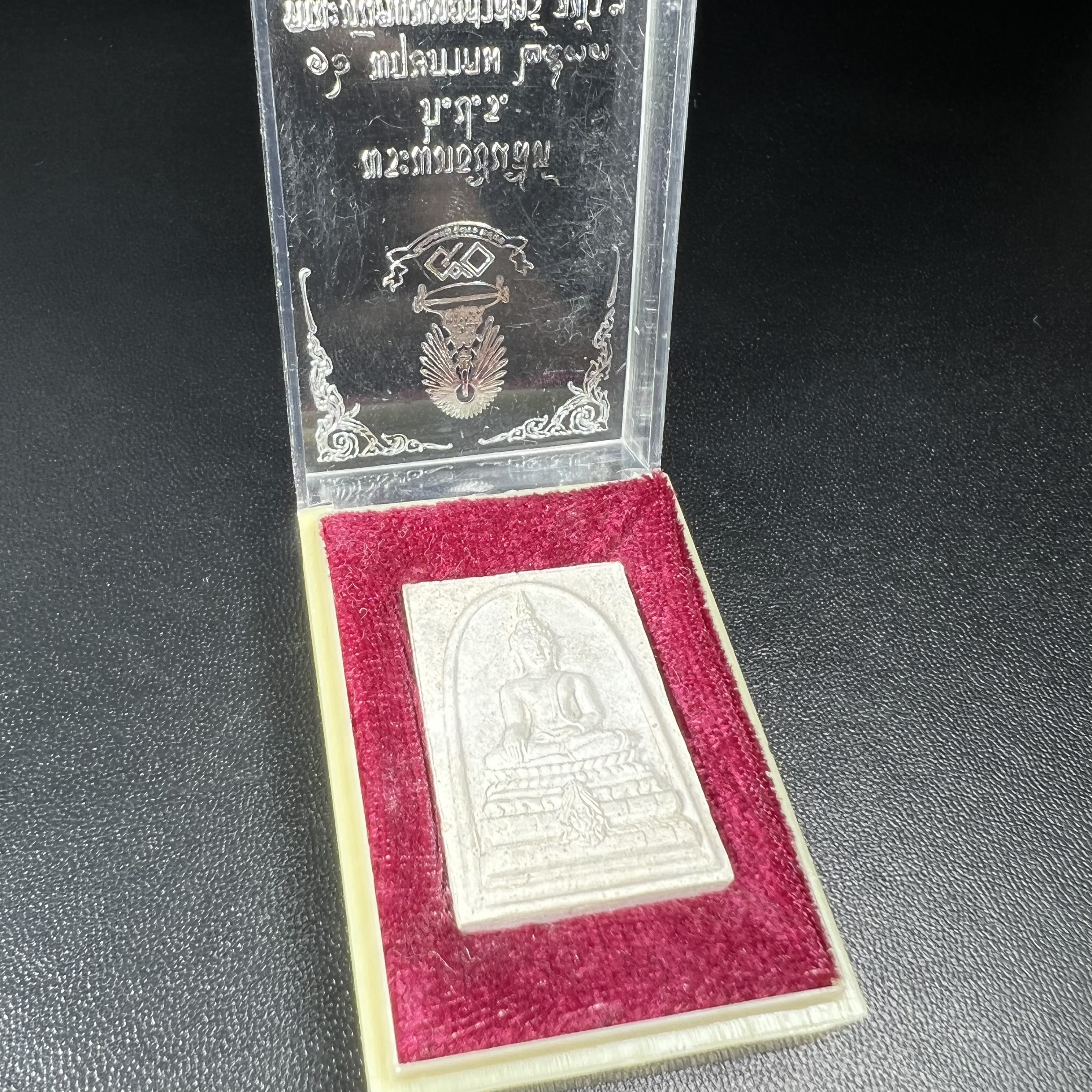 พระพุทธชินสีห์ ภปร. ทันโต เสฏโฐ ปี2533 พิมพ์ใหญ่(องค์นี้ด้านหลังบรรจุพลอยเสกมงคลเยอะมาก) บรรจุพระทนต์ในหลวง รุ่นเดียวในประวัติศาสตร์ ****รุ่นนี้ขอแนะนำ****