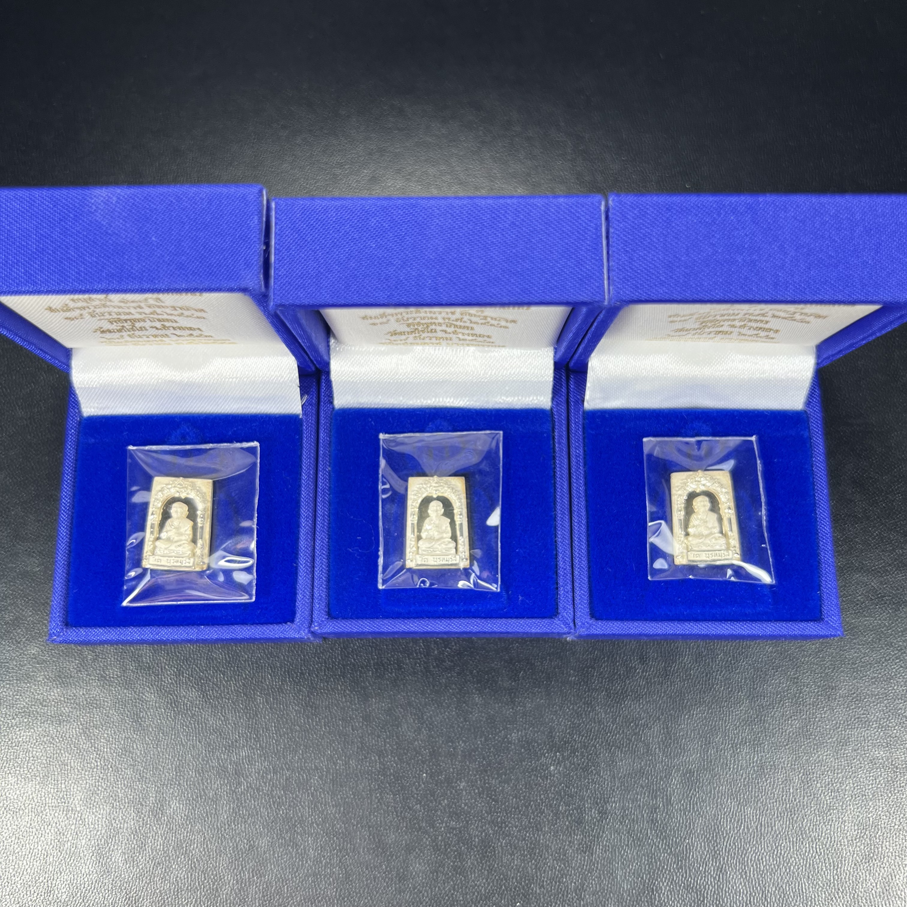 สมเด็จพุฒาจารย์ (โต พรหมรังสี) อนุสรณ์ 128 ปี สมเด็จพระญาณสังวร สมเด็จพระสังฆราช ทรงเมตตาอธิฐานจิต ปี 2543 มหาพุทธาภิเษก 3วาระ เหรียญรูปเหมือนสมเด็จพุฒาจารย์โตด้านหลังพระสมเด็จ เนื้อเงิน พิมพ์เล็ก(พิมพ์คะแนน) ขนาด 1.2 x 1.7 ซม. ทรงคุณค่าทั้งด้านความงานด้า