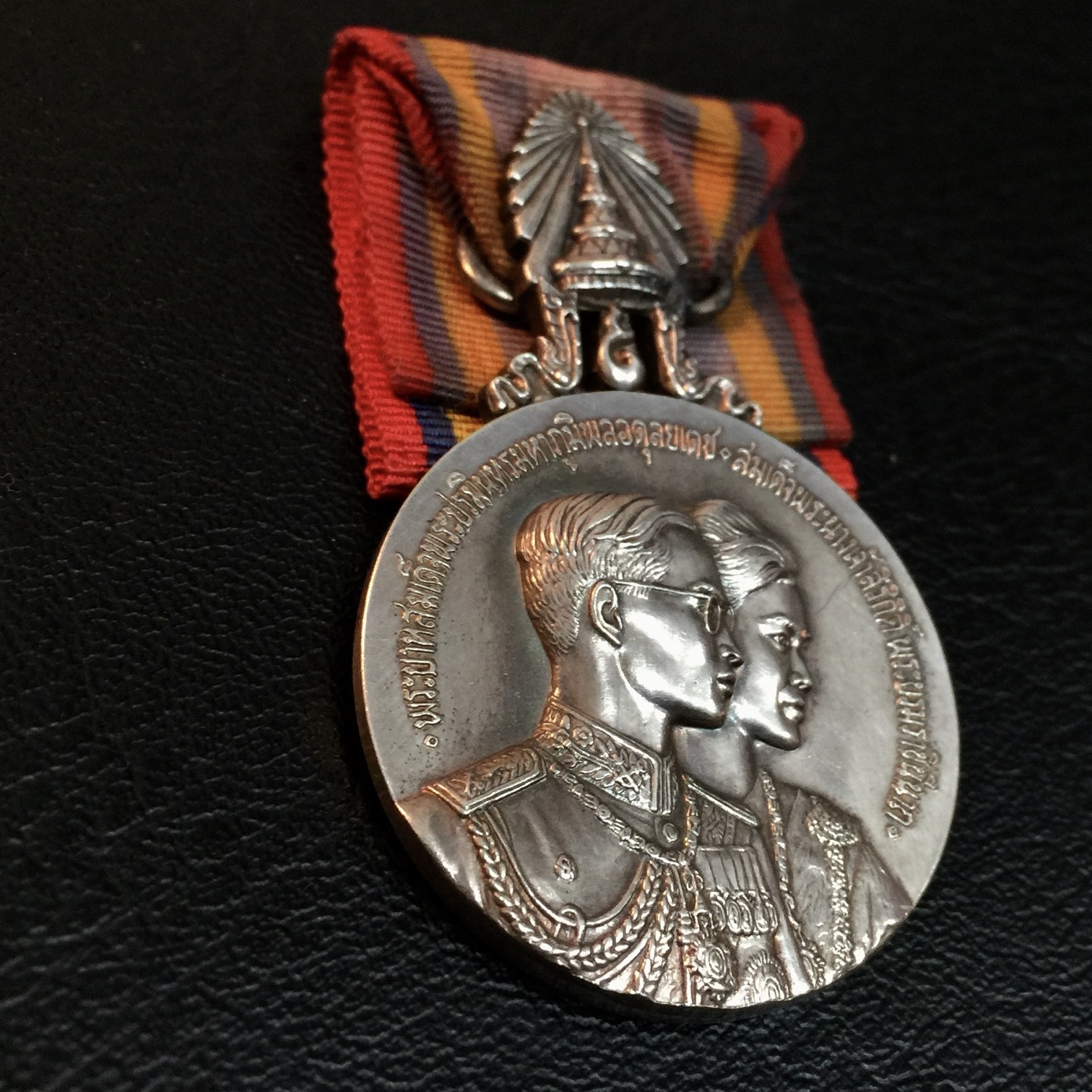 เหรียญที่ระลึกประดับแพรแถบ เหรียญที่ระลึกในการเสด็จพระราชดำเนินเยือนสหรัฐอเมริกาและทวีปยุโรป พิมพ์ใหญ่เนื้อเงิน(แบบบุรุษ)