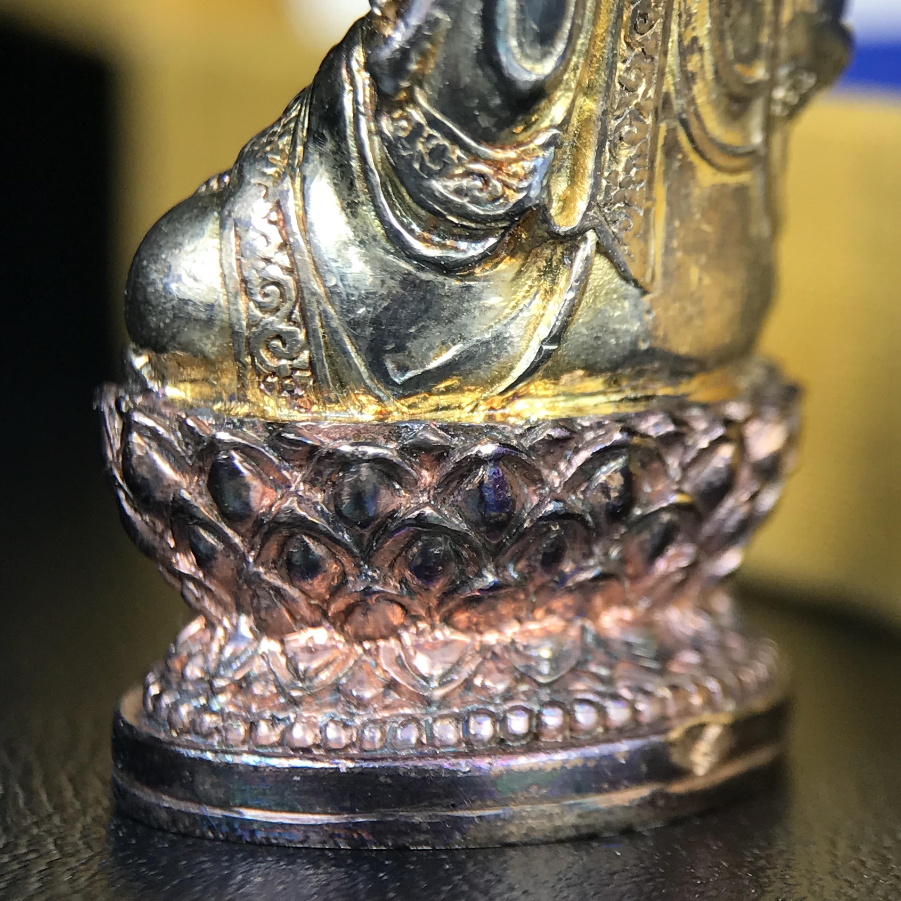 พระกริ่งจีน "ต้าเยิ่นถะ" ชุดกาญจนาภิเษกครองราชย์ 50 ปี วัดบวรนิเวศวิหาร ปี 2538 เนื้อเงินสามกษัตริย์ 99.99% สูง 3.8 ซม. (สภาพผิวสวยเดิมติดรุ้งๆ พิธีใหญ่ พุทธศิลป์งดงาม) สภาพสวยเดิมพร้อมกล่องบรรจุเดิม ***ตอกโค๊ดหมายเลข ๖๒๙๒***