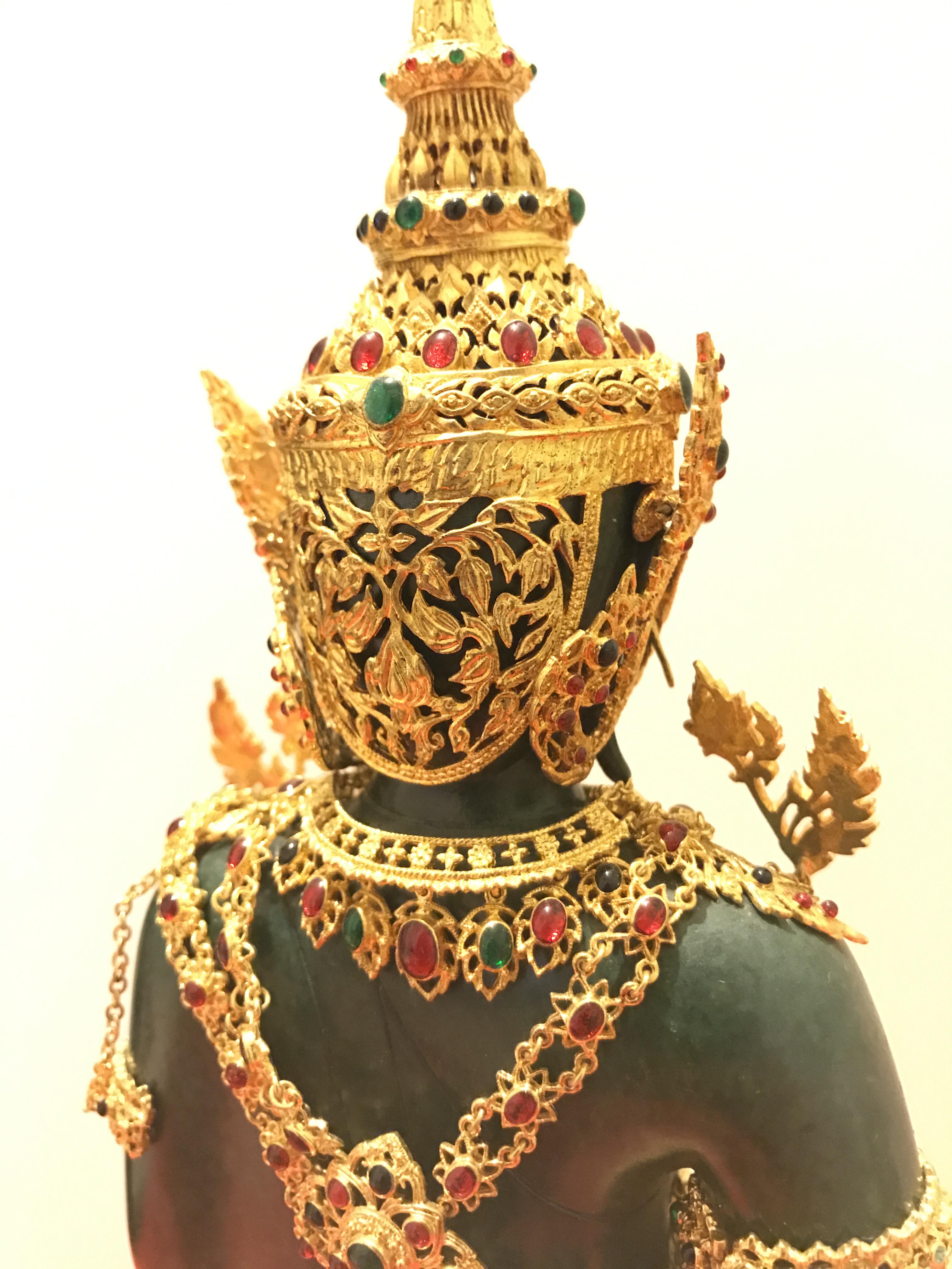 พระพุทธมหามณีรัตนปฏิมากร จำลอง (พระแก้วมรกต) ขนาดบูชาหน้าตัก 5 นิ้ว ตราสัญลักษณ์ ภ.ป.ร. รุ่นแรก ปี2547 เนื้อนวโลหะเคลือบสีเขียว(เครื่องทรงนวโลหะชุบทองไมครอน)