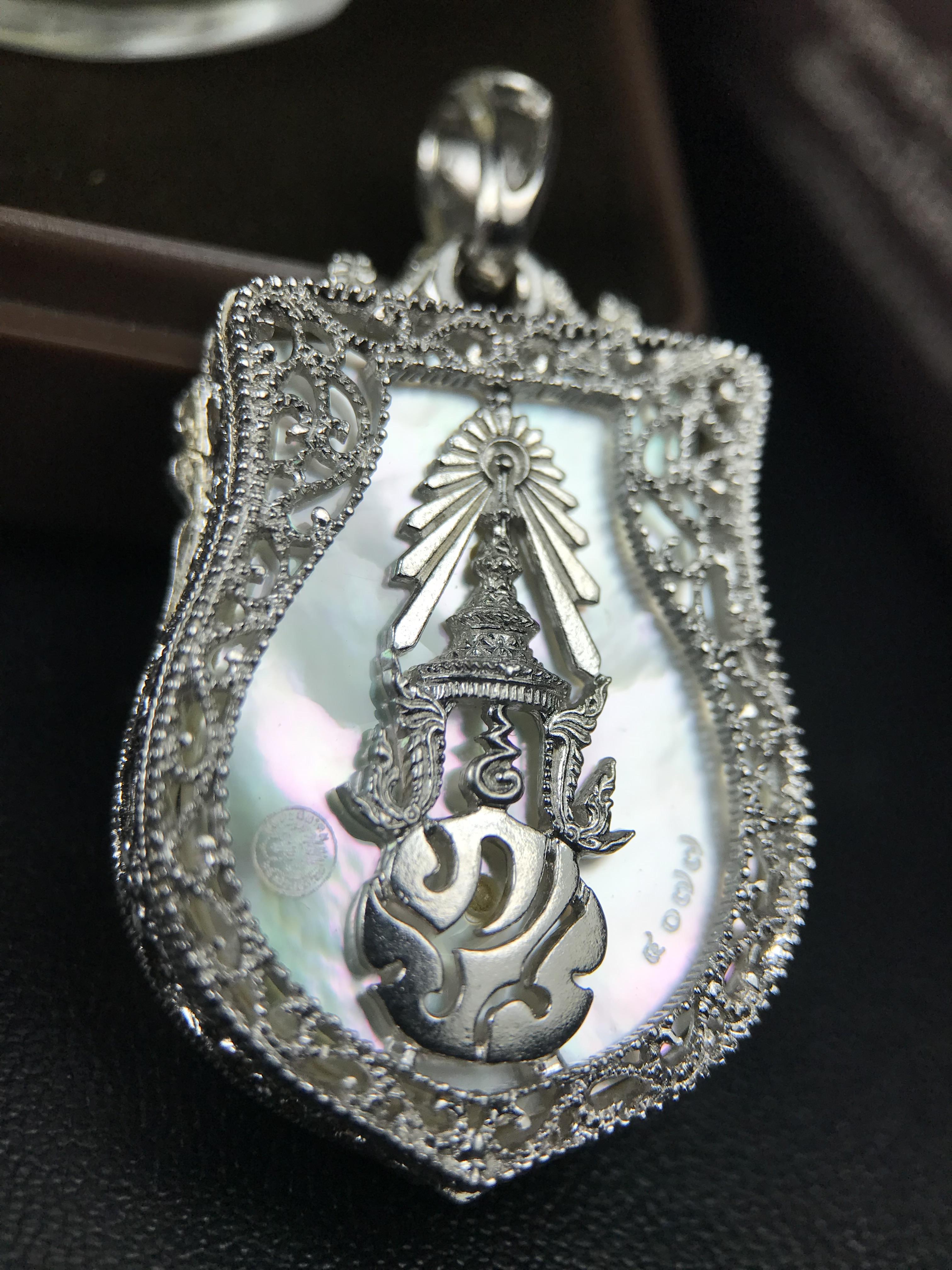 พระพุทธชินราช ภปร. โครงการ "เพราะแผ่นดินนี้ คือ แผ่นดินเกิด" ปี2548(รุ่นแรก) เหรียญทรงเสมา ขนาด 21 x 29 มม.เนื้อเงินสามกษัตริย์ องค์พระชุบสามกษัตริย์ ล้อมด้วยกรอบเงินชุบทองคำขาวสลักเสลาเป็นลวดลายละเอียดอ่อน ส่วนพื้นองค์พระเป็นเปลือกหอยมุขงดงาม