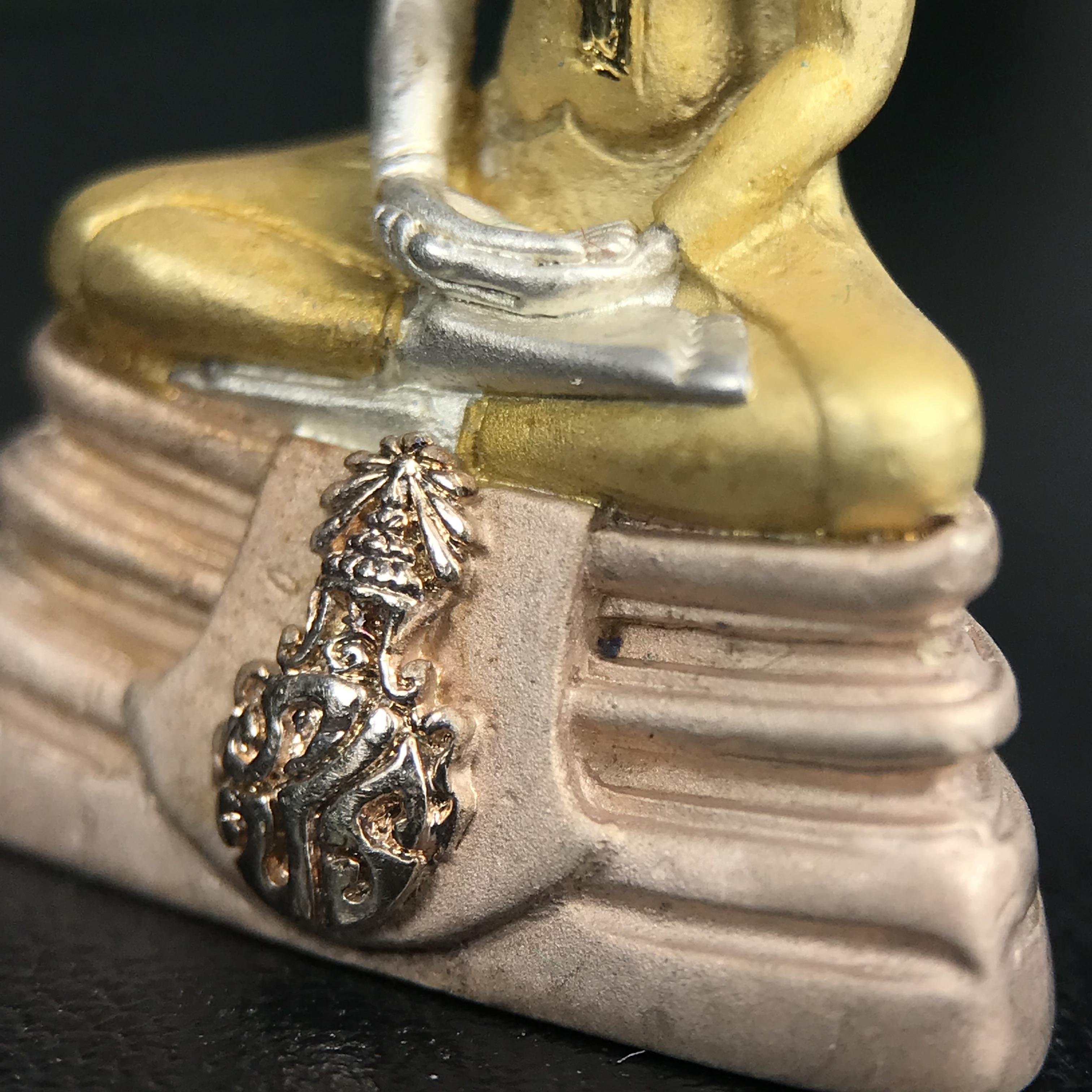 พระพุทธโสธร ภปร. รุ่นย้อนยุค สร้างพระอุโบสถ สมาคมชาวฉะเชิงเทรา จัดสร้าง ปี 2539 วโรกาสครองสิริราชสมบัติครบ 50 ปี เนื้อเงินชุบสามกษัตริย์ทรายนวลขัดเงาบางส่วน(สภาพผิวเดิม เก่าเก็บอย่าดี สวยมาก แบบนี้หายาก) พร้อมกล่องบรรจุและใบรับรองเดิมครบสมบูรณ์