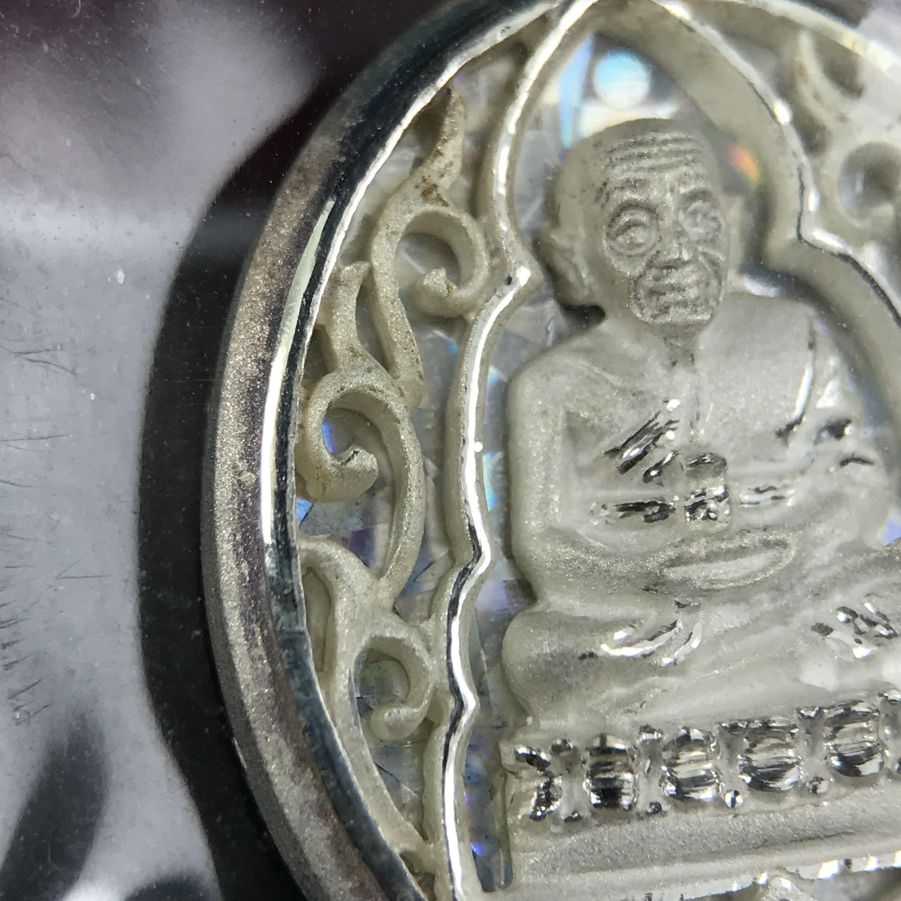 เหรียญหลวงพ่อทวด รุ่นมงคลบารมี วัดประสาทบุญญาวาส ปี 2545 เนื้อเงิน พิมพ์ทรงรูปไข่เล็ก(ขนาด 2.0*1.8 ซม.)ฉลุลายฉากพี้นหลังสีรุ้งสามมิติสวยงาม ตอกโค๊ตมีหมายเลข สภาพสวยซีนซองเดิมพร้อมกล่องบรรจุเดิมครบ***เดินทางปลอดภัยหลวงพ่อทวดคุ้มครอง****