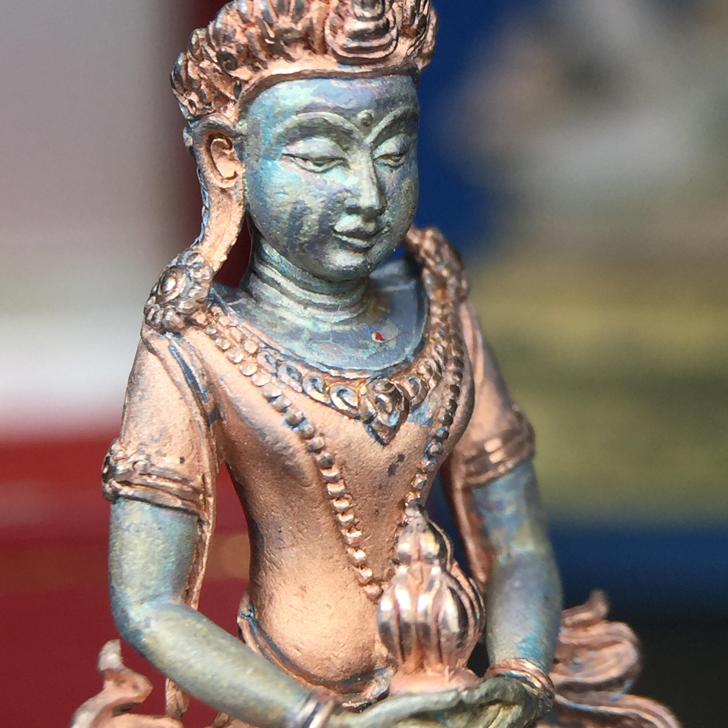 พระกริ่งอวโลกิเตศวร ( เจ้าแม่กวนอิม ) วัดโพธิ์แมนคุณาราม รุ่นอุดมโภคทรัพย์ พ.ศ.2539 เนื้อเงิน 3 กษัตริย์ พ่นทราย(ผิวเดิม ขึ้นสีรุ้งธรรมชาติ แบบนิยม เสน่ห์ของพระเนื้อเงิน) (พร้อมกล่องบรรจุการ์ดใบรับรองเดิมครบ) (อีกหนึ่งรุ่นยอดนิยม พุทธศิลป์สวยงดงาม)