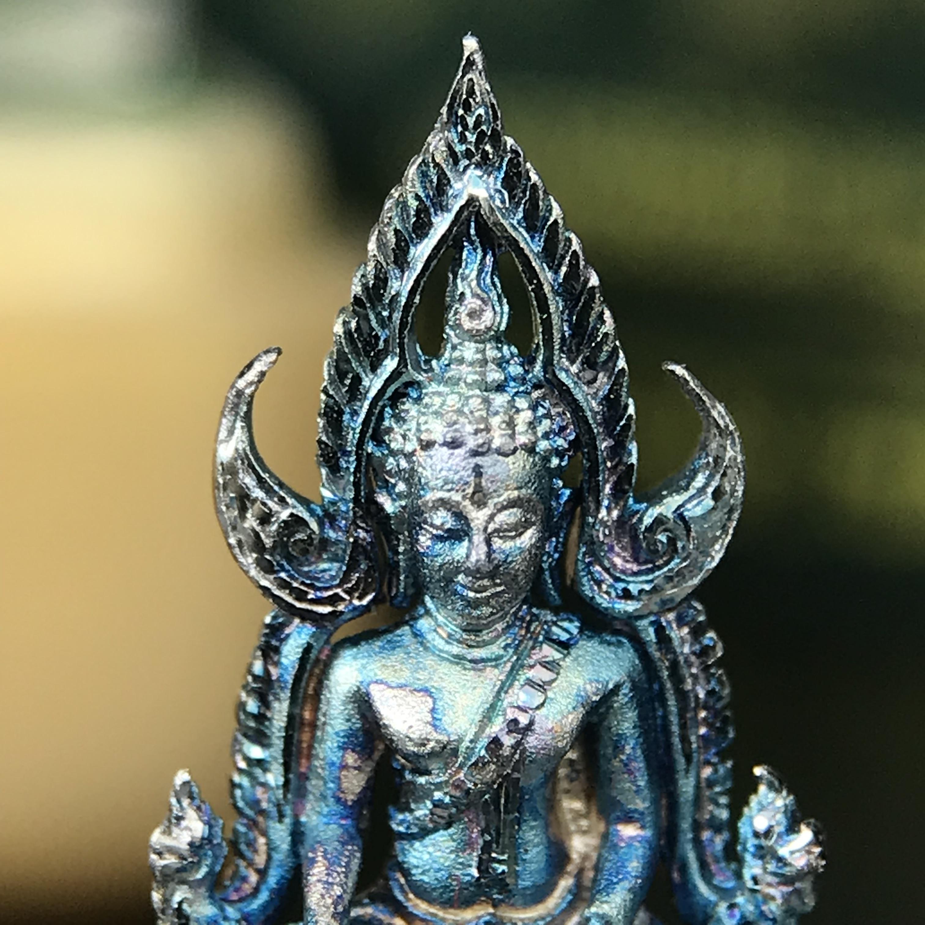 พระพุทธชินราช ภปร. 84 พรรษา ในหลวงรัชกาลที่ 9 พิมพ์เล็กขนาดหน้าตัก 1/4 นิ้ว(สูง 2.0 ซม.)เนื้อเงินชุบทองคำขาว (สภาพผิวเดิมสวย ขึ้นสีรุ้งฟ้าครามธรรมชาติสวยมาก แบบนิยม)(พระราชทานมวลสาร จิตรลดาและเส้นพระเจ้า(เส้นผม))พุทธศิลป์ทรงคุณค่าอีกหนึ่งรุ่นยอดนิยม