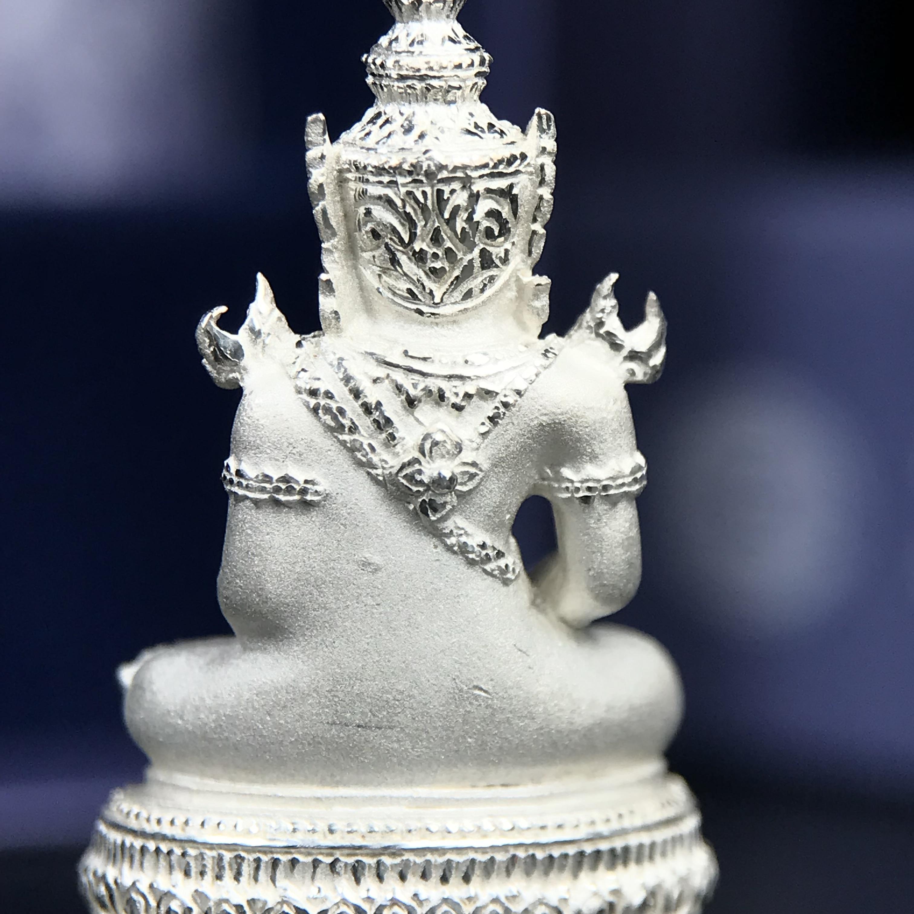 พระแก้วมรกต ภปร. ปี 2547 จัดสร้างโดยโรงพยาบาลภูมิพลอดุลยเดช เนื้อเงิน ลอยองค์ สูง 3.7 ซม. หน้าตัก 1/2 นิ้ว พิธีมหามังคาภิเษก ณ พระอุโบสถวัดพระศรีรัตนศาสดาราม(วัดพระแก้ว) งดงามทรงคุณค่าอีกหนึ่งรุ่นยอดนิยม หายาก(หมายเลขสวย ๑๔๙๙)(1ใน3000องค์)