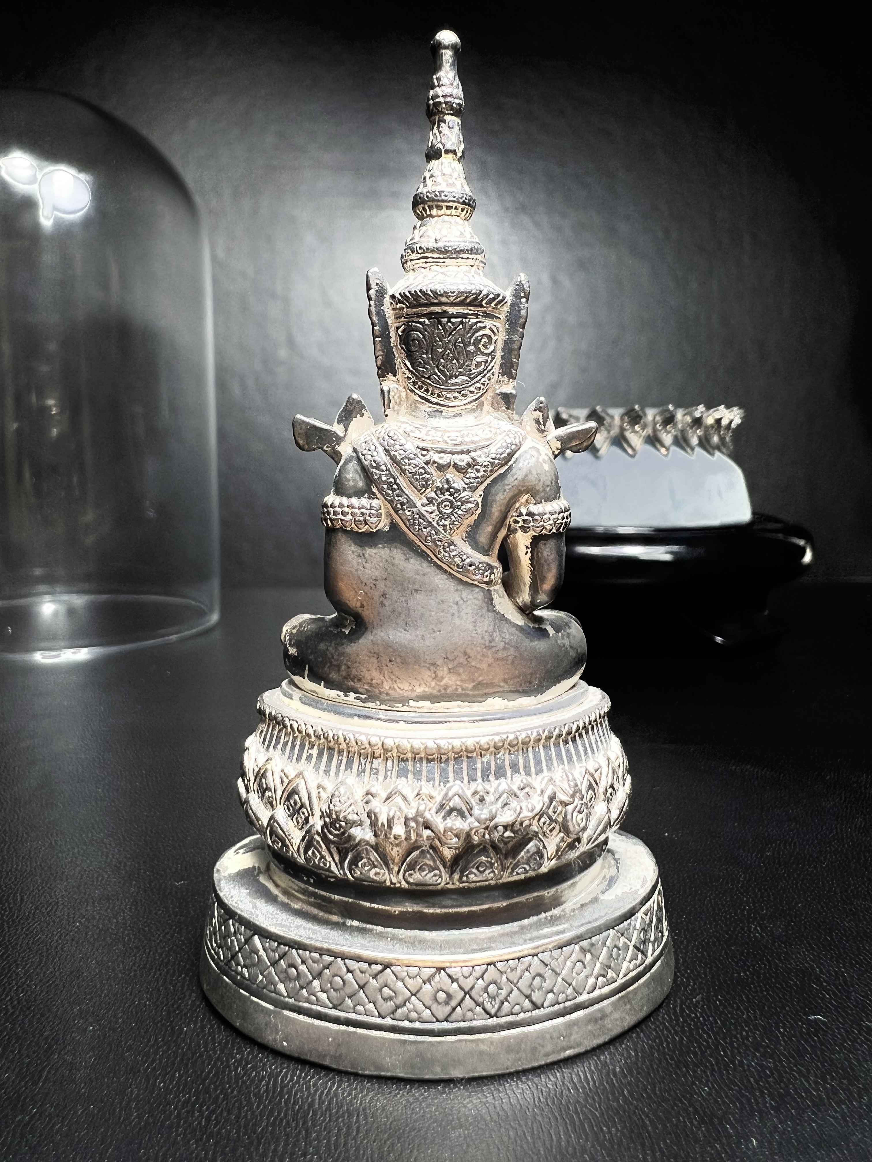 พระแก้วมรกต ภปร.(รุ่นแรก) ปี2545 จัดสร้างในมหาวโรกาส พระบาทสมเด็จพระเจ้าอยู่หัวรัชกาลที่ 9 ครบรอบ 75 พรรษา และฉลองกรุงรัตนโกสินทร์ครบ 220 ปี หล่อลอยองค์ เนื้อเงินบริสุทธิ์99.9% ขนาดบูชา 50*90 มม. พร้อมฐานวางครอบแก้วเดิม(สวยงามและหายากมาก)(1ใน3000องค์)