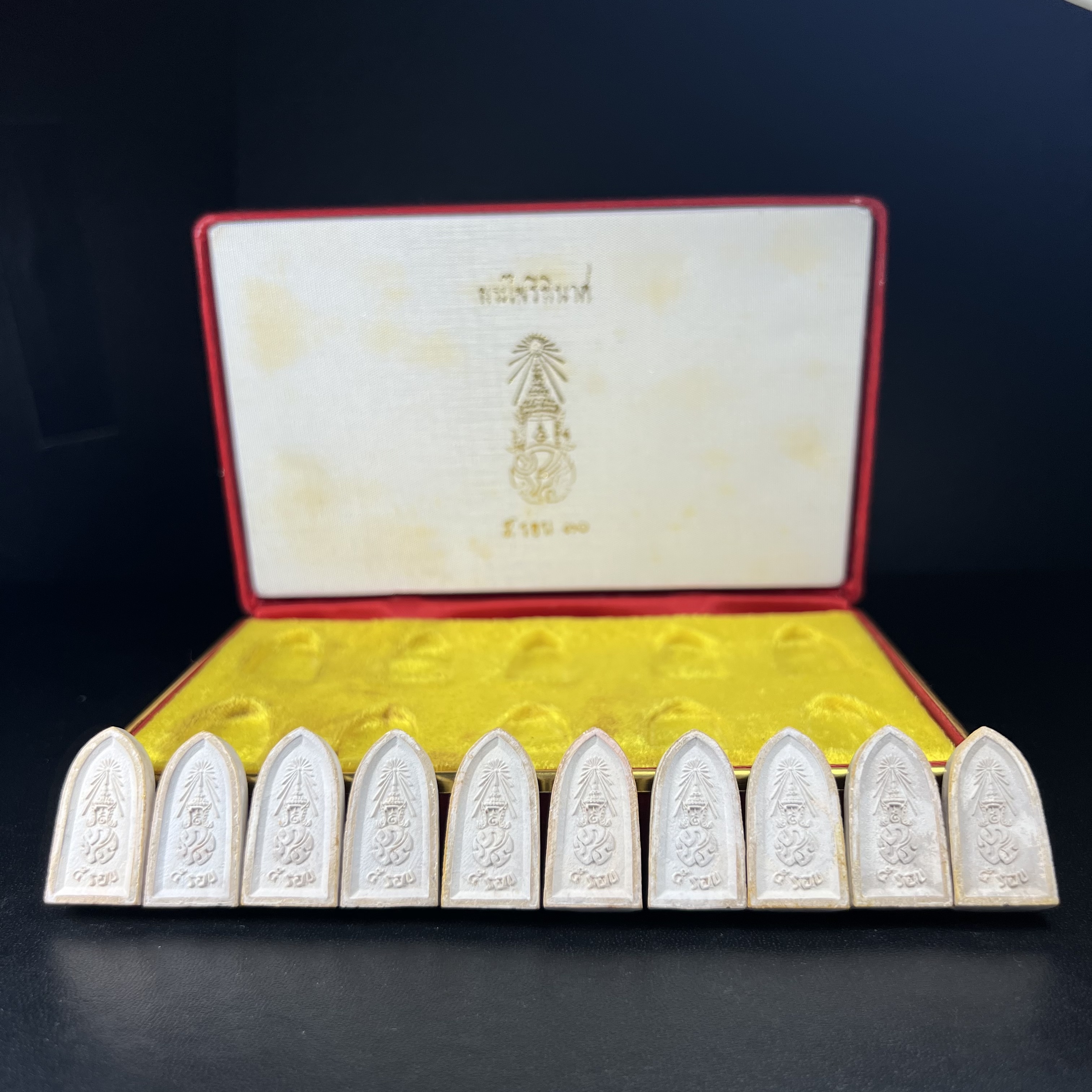 พระไพรีพินาศ ภปร. ครบ 5 รอบ ร.9 ปี 2530(เนื้อผงพิมพ์ใหญ่) ชุดกรรมการ บรรจุจำนวน 10 องค์ ในกล่อง ตราสัญลักษณ์ ภปร.(ในหลวงรัชกาลที่9เสด็จในพิธีเจิมพระสุหร่าย)พระดี พิธีใหญ่ ประกอบพิธีพุทธาภิเษกพร้อมกับพิธีพระกริ่งปวเรศ ปี2530 วัดบวรนิเวศวิหาร(1 ใน 15 ชุด)