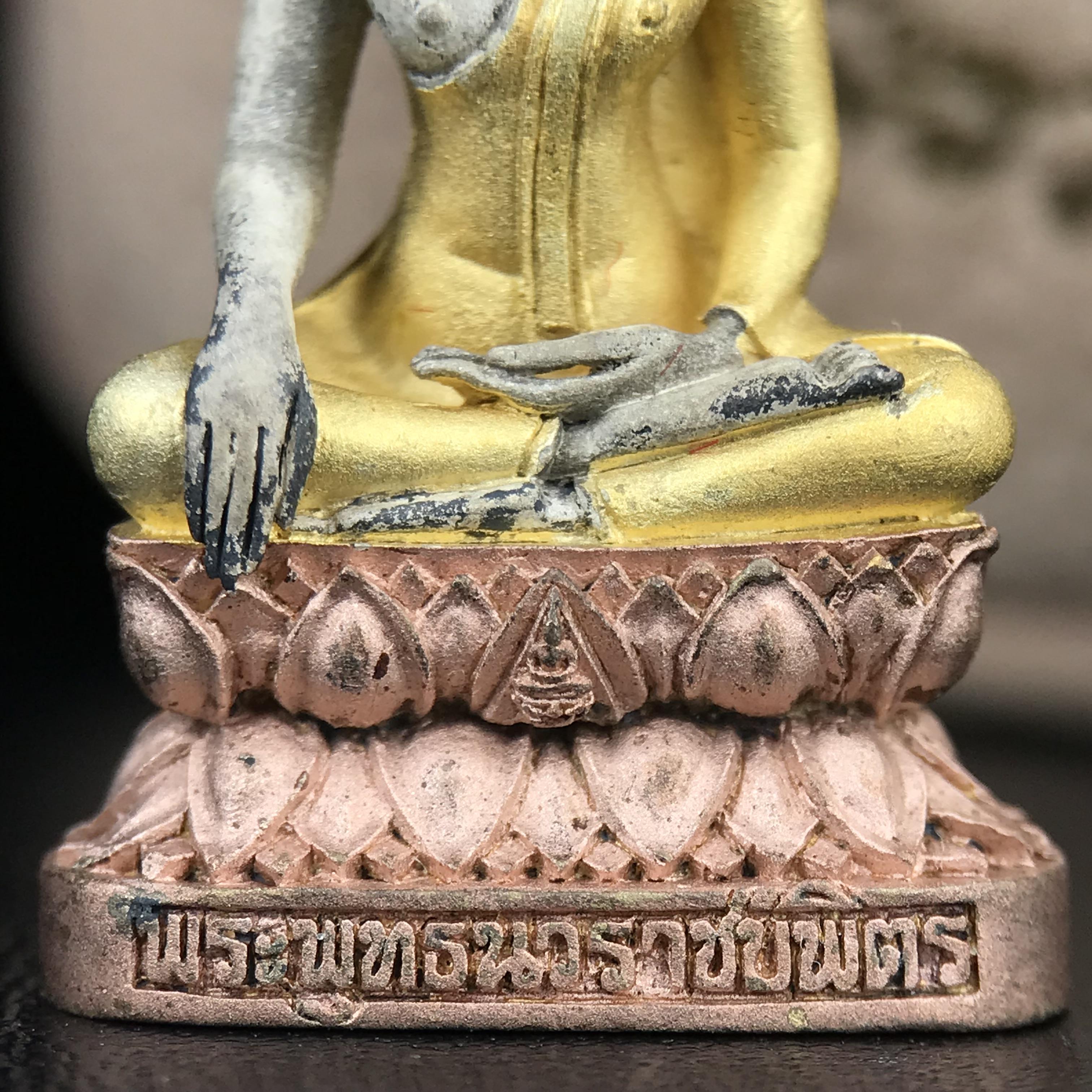 พระกริ่งพระพุทธนวราชบพิตร ตรากาญจนาภิเษกครองสิริราชสมบัติครบ 50 ปี รัชกาลที่9 ปี2540 เนื้อเงินสามกษัตริย์(ผิวเดิมสวย ครบ สมบูรณ์)พร้อมกล่องบรรจุเดิมครบ ชุดพระราชทาน(หายาก)