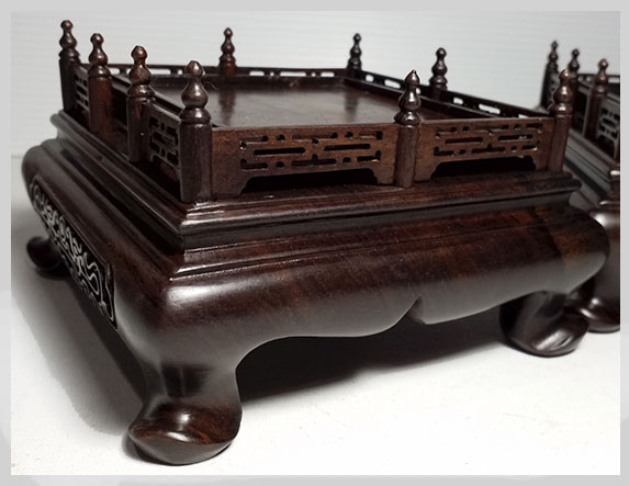 กี๋ ตั่งหรือฐานไม้ สี่เหลี่ยมมีซุ้มรั้ว หน้าท๊อป7.1cm ตัวละ