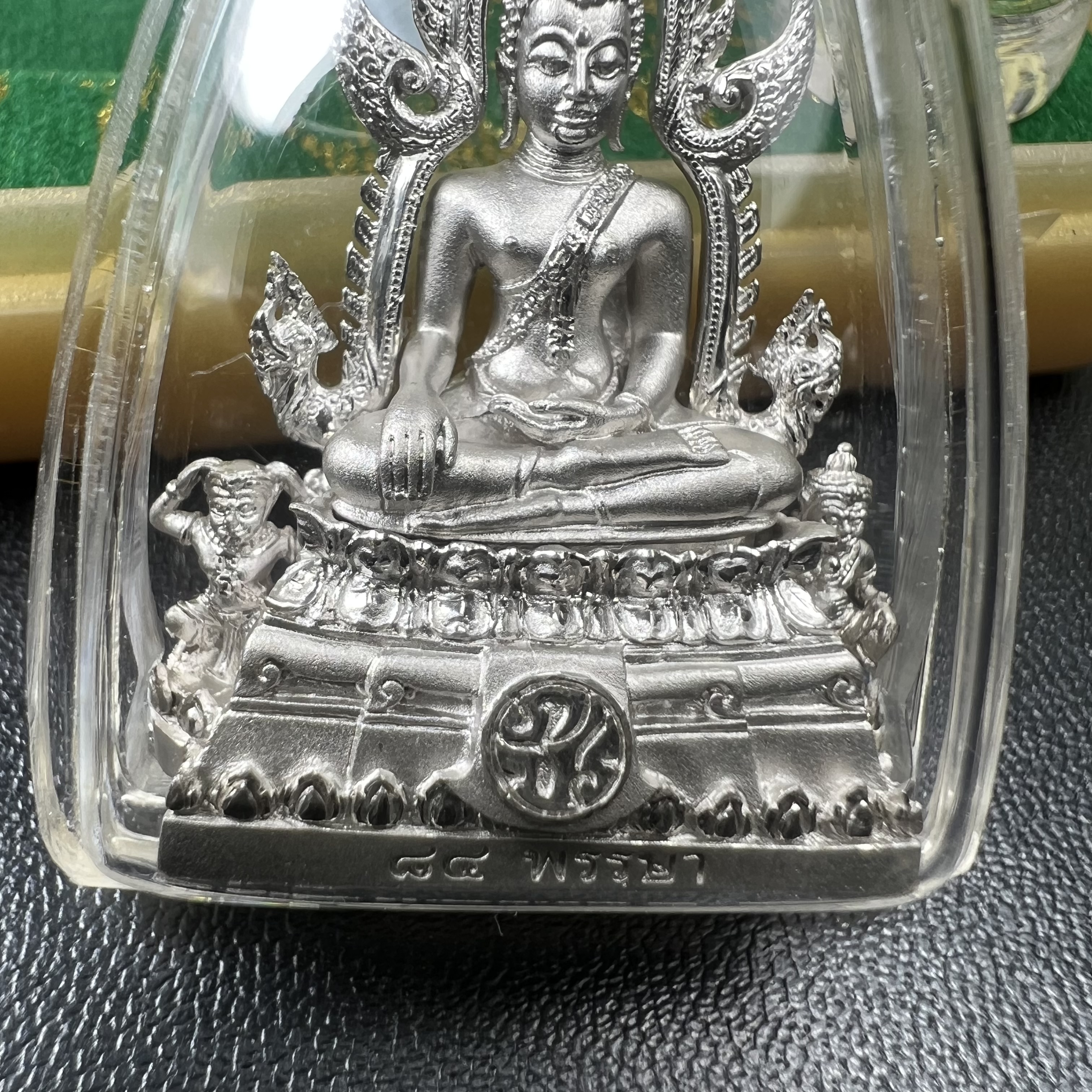 พระพุทธชินราช(จำลอง) ภปร. 84 พรรษา ปี 2554 เนื้อเงินชุบทองคำขาว พิมพ์กลางขนาดหน้าตัก 1/2 นิ้ว(พระราชทานมวลสาร จิตรลดาและเส้นพระเจ้า(เส้นผม)รัชกาลที่9)พุทธศิลป์ทรงคุณค่าอีกหนึ่งรุ่นยอดนิยม