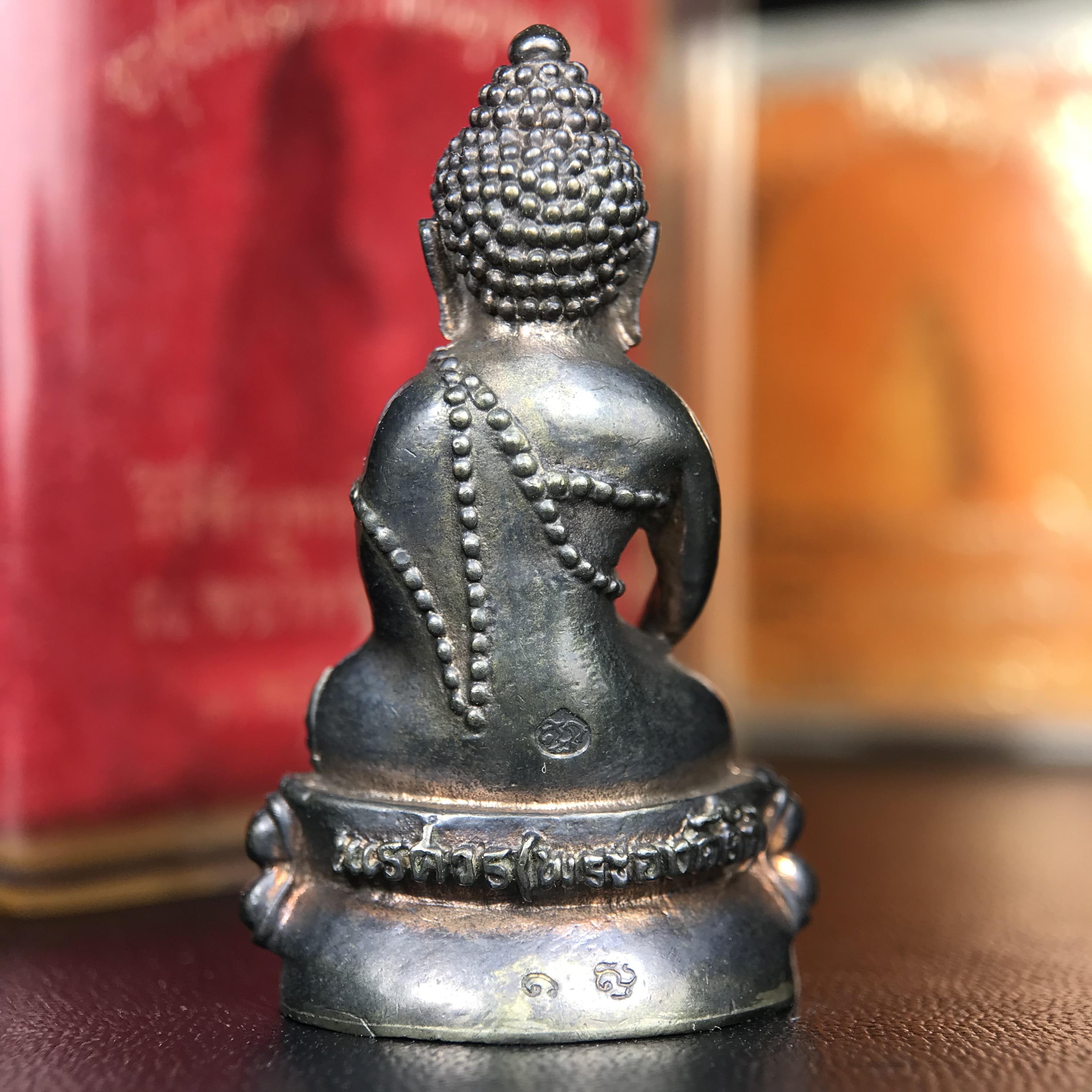 พระกริ่งนเรศวรพระองค์ดำ + พระชัยวัฒน์พระองค์ดำ อนุสรณ์ 100 ปี พิษณุโลกพิทยาคม (โรงเรียนชาย) พิธีจักรพรรดิมหาพุทธาภิเษก ปี 2542 เนื้อนวโลหะ(เต็มสูตรแก่ทองคำ) พิธีใหญ่มวลสารดีเกจิอาจารย์ยอดนิยมร่วมปลุกเสก*** ตอกโค้ดและหมายเลข*** 1 ใน 4999 องค์ ยอดนิยมหายาก