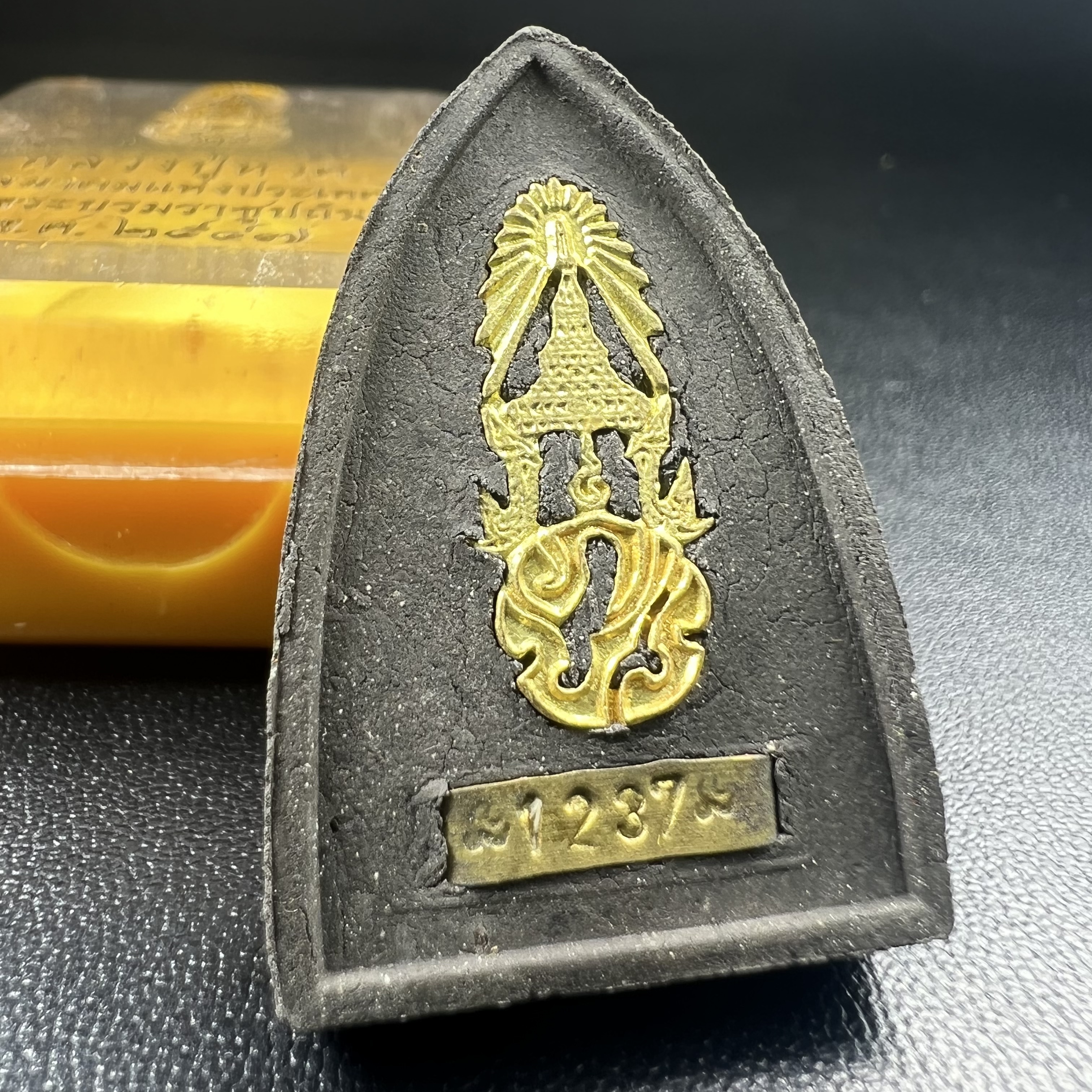 พระหลวงปู่ทวด ภปร.ปี2547 เนื้อว่าน ทรงกลีบบัว (พิมพ์เตารีด)(ชนวนเก่า)ด้านหลังมี ภ.ป.ร. เป็นโลหะผสม สูง 3.3 ซม. พร้อมกล่องบรรจุเดิม พิธีใหญ่ มวลสารดี ปลุกเสกวัดพระแก้ว