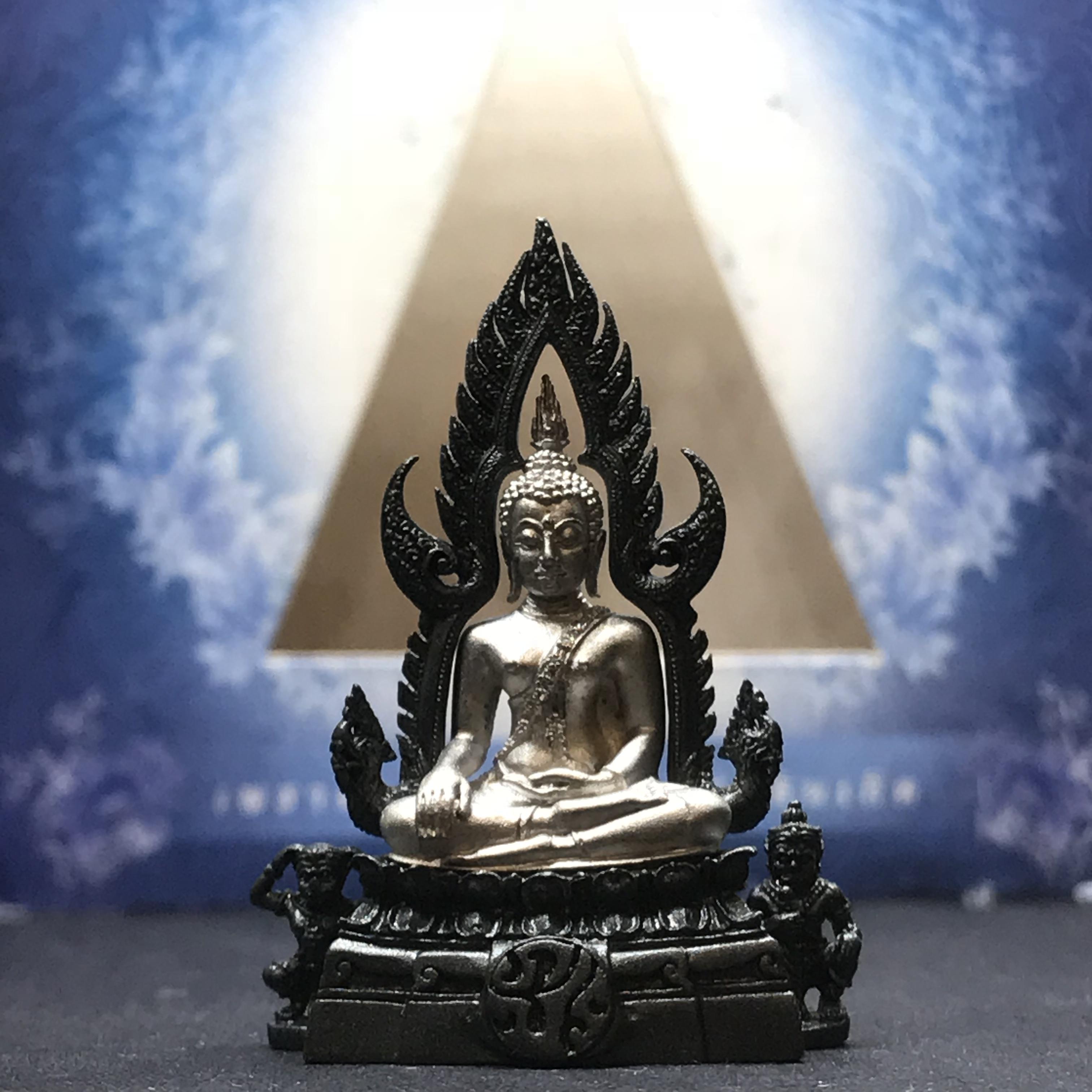 พระพุทธชินราช ภปร โครงการ เพราะแผ่นดินนี้คือแผ่นดินเกิด เนื้อเงินชุบทองคำขาว ซุ้มรมดำ ปี2551 ขนาดหน้าตัก1/2นิ้ว (สวยงามหายาก)