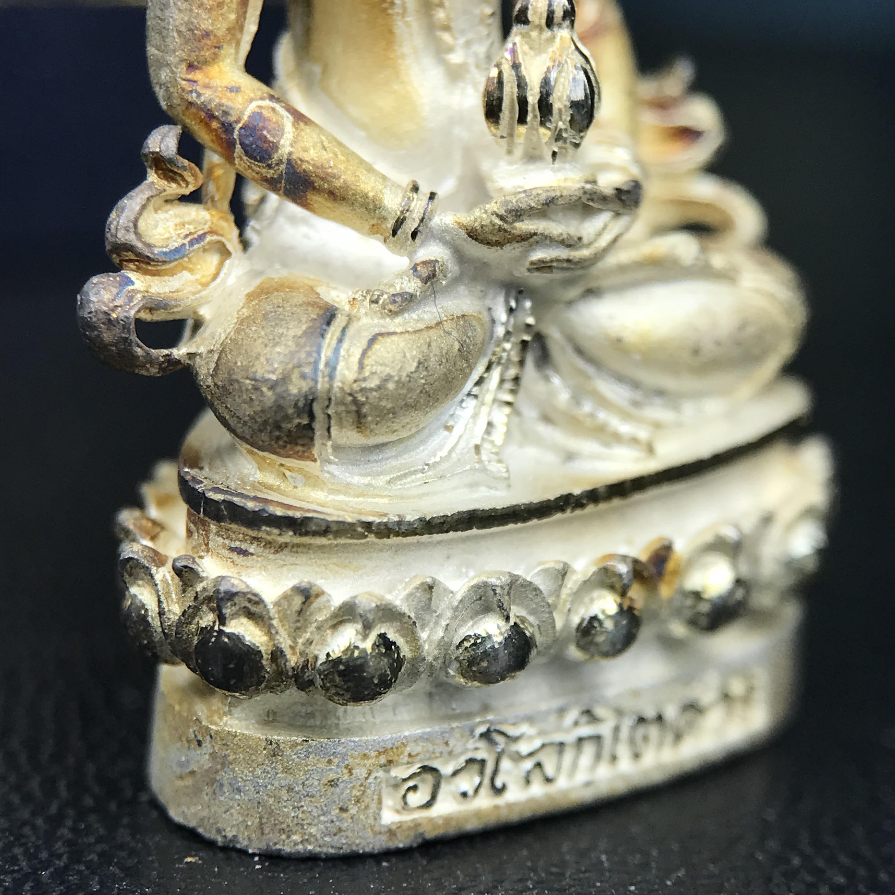 พระกริ่งอวโลกิเตศวร ( เจ้าแม่กวนอิม ) วัดโพธิ์แมนคุณาราม รุ่นอุดมโภคทรัพย์ พ.ศ.2539 เนื้อเงินพ่นทราย(ผิวเดิม ขึ้นสีรุ้งธรรมชาติ แบบนิยม เสน่ห์ของพระเนื้อเงิน) (พร้อมกล่องบรรจุการ์ดใบรับรองเดิมครบ)(อีกหนึ่งรุ่นยอดนิยม พุทธศิลป์สวยงดงาม)หายาก 1 ใน 5000 องค์