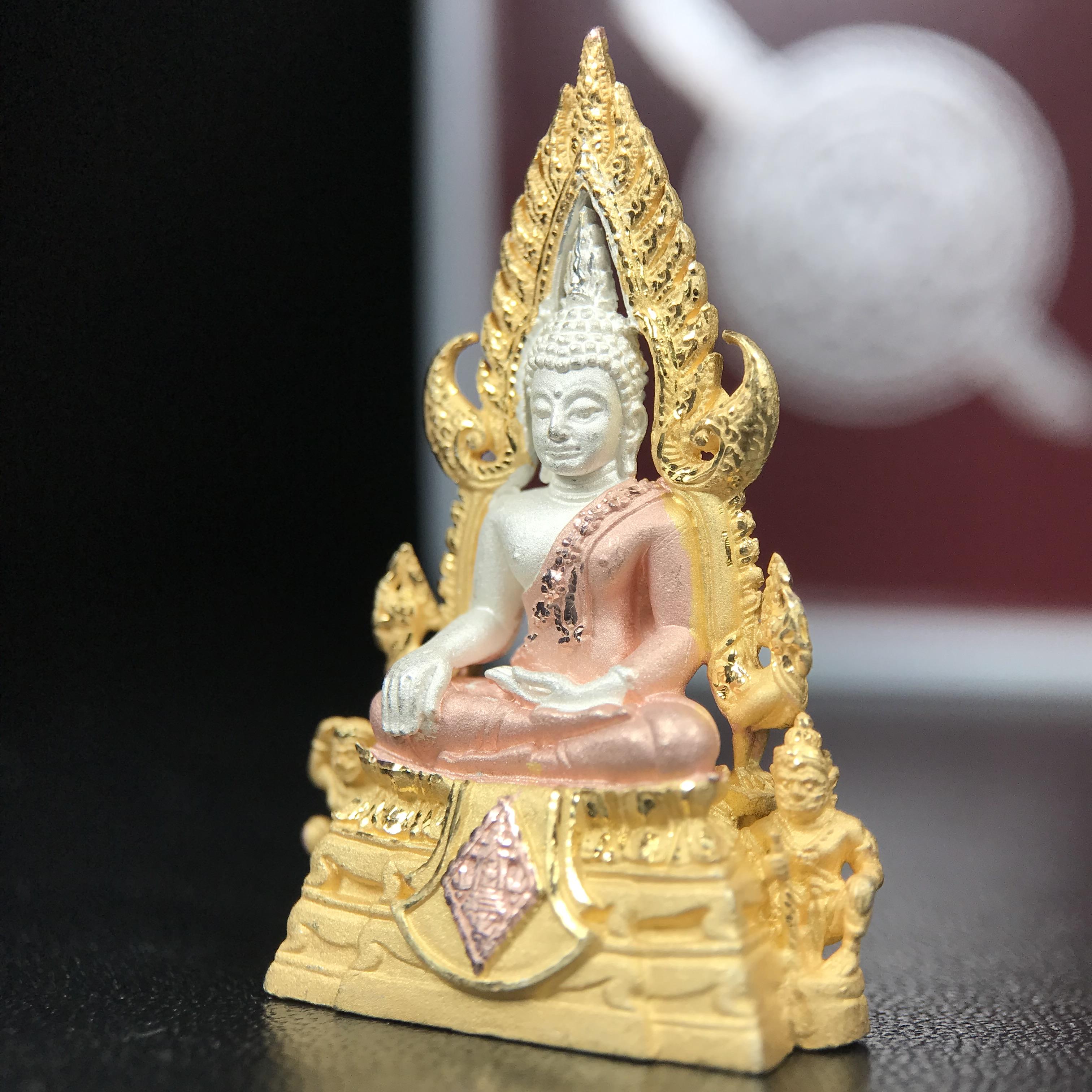 พระพุทธชินราช รุ่น ประวัติศาสตร์ มูลนิธิเพื่อตำรวจไทยจัดสร้าง ปี 2562 เนื้อเงินชุบสามกษัตริย์ขัดเงา พิมพ์พระพุทธชินราช ลอยองค์ แบบจิวเวอร์รี่(ขนาดสูง 3.5 ซม.) (สภาพ สวย ซีนซองเดิม กล่องบบรรจุเดิมครบสมบูรณ์)1 ใน 1999 องค์)