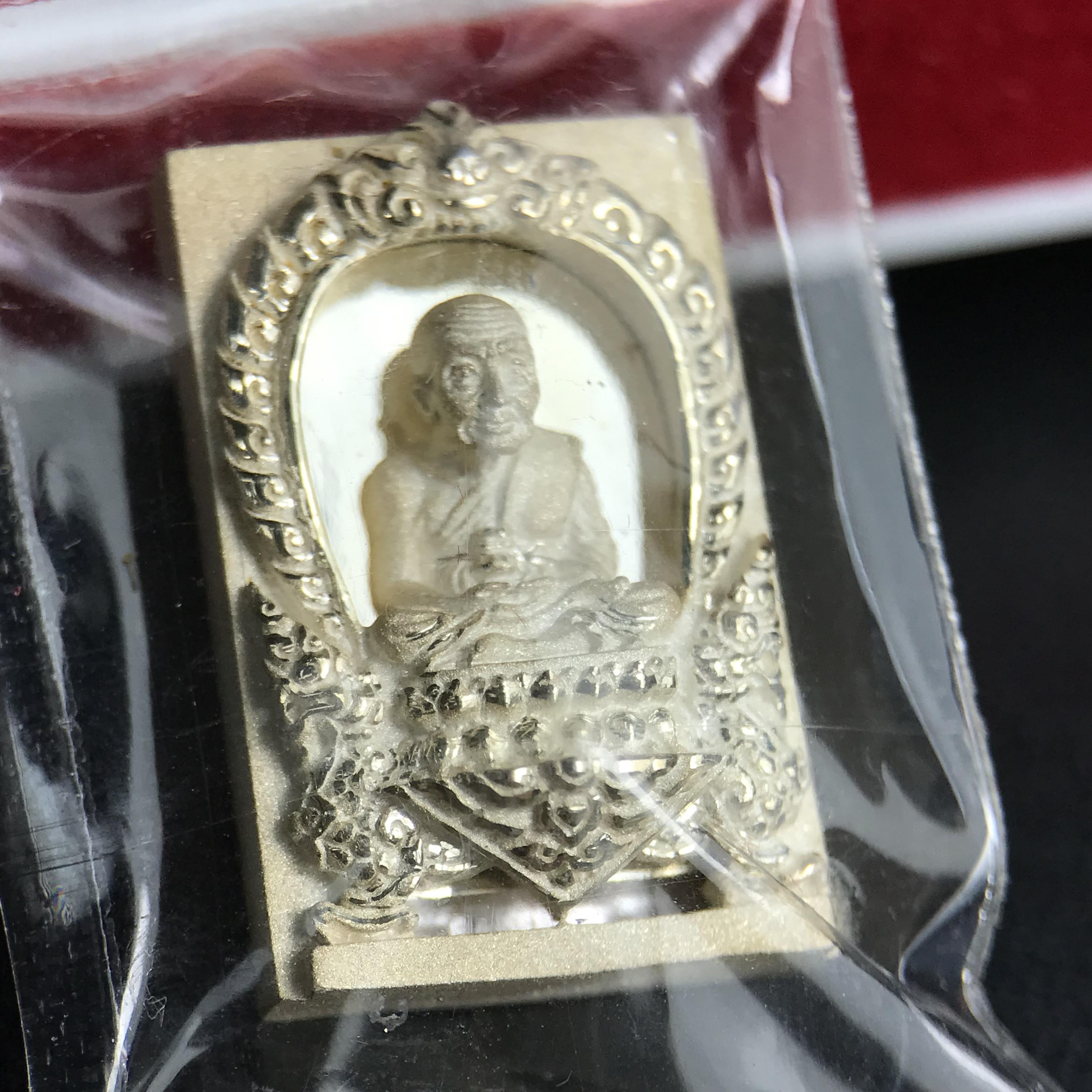 หลวงปู่ทวด รุ่นฉลองกรุงรัตนโกสินทร์ ๒๒๐ ปี วัดประสาทบุญญาวาส ปี 2545 เหรียญรูปเหมือนหลวงพ่อทวดด้านหลังพระหลวงพ่อทวดพิมพ์เตารีด เนื้อเงิน พ่นทราย ขัดเงาบางส่วน ขนาด 1.3 X 2 ซม. พุทธาภิเษกใหญ่ 3วาระ สภาพสวยซีนซองเดิมกล่องบรรจุเดิมครบสมบูรณ์(องค์หมายเลข ๙๒๑)