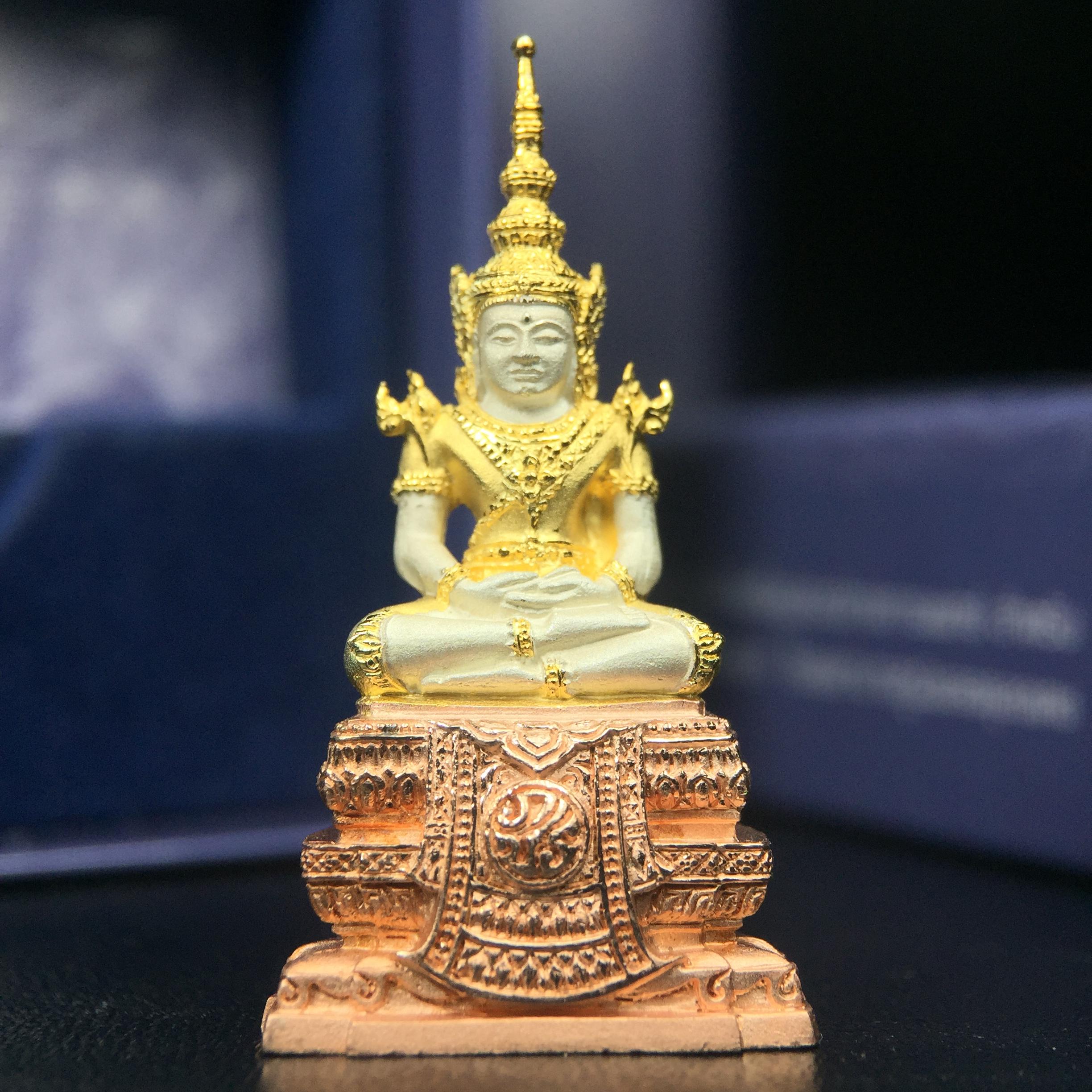 พระแก้วมรกต ภปร. ปี2547 จัดสร้างโดย รพ.ภูมิพลฯ เนื้อเงิน (3 กษัตริย์)ลอยองค์ หน้าตัก 1/2 นิ้ว งดงามทรงคุณค่าอีกหนึ่งรุ่นยอดนิยม หายาก(1ใน3000องค์)