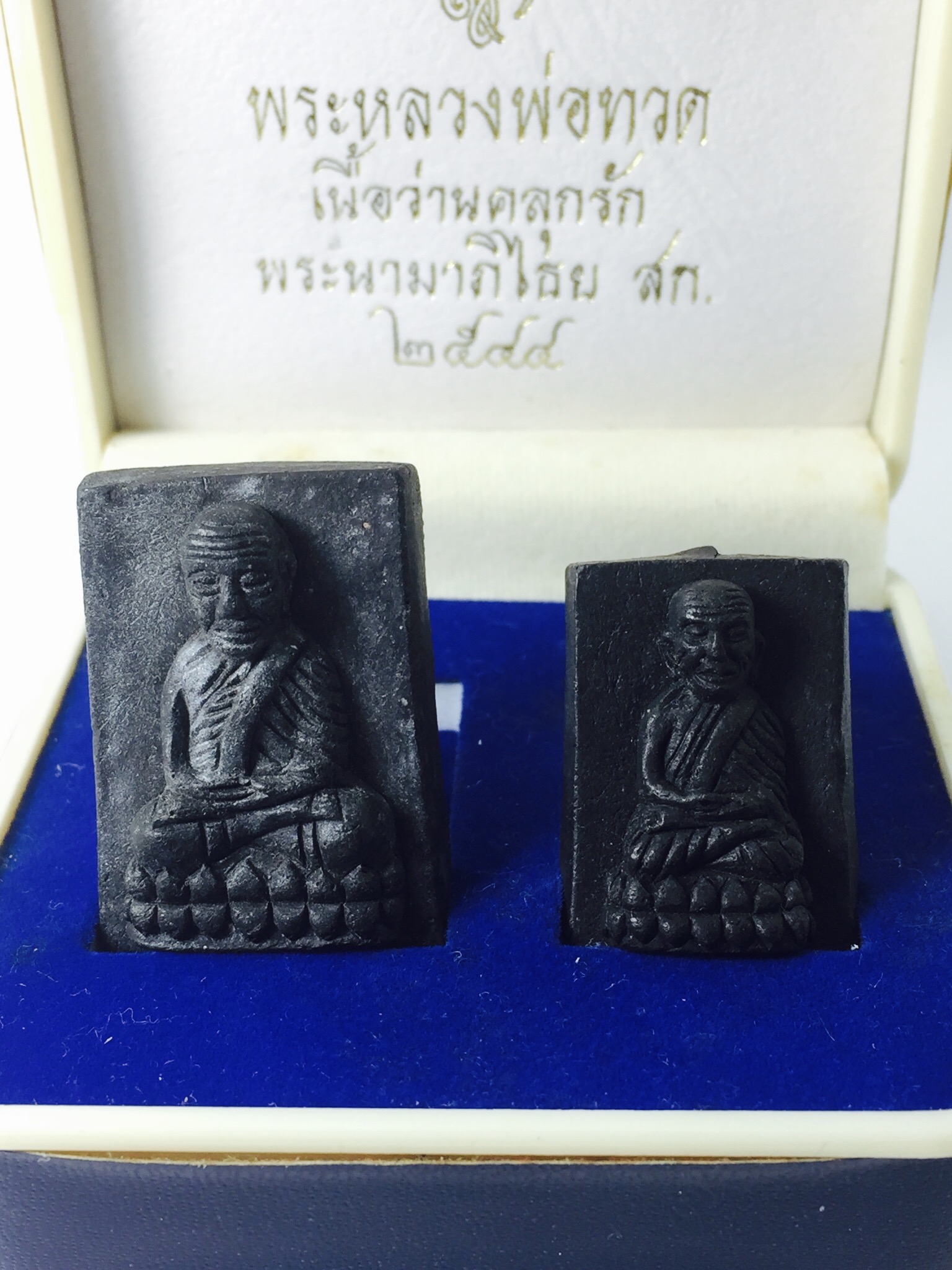 พระหลวงพ่อทวด พระนามาภิไธย สก. ปี2544 เนื้อว่านคลุกรัก พิมพ์พิเศษหลังฝังข้าวสารดำ(1ชุด2องค์)หลังเงิน