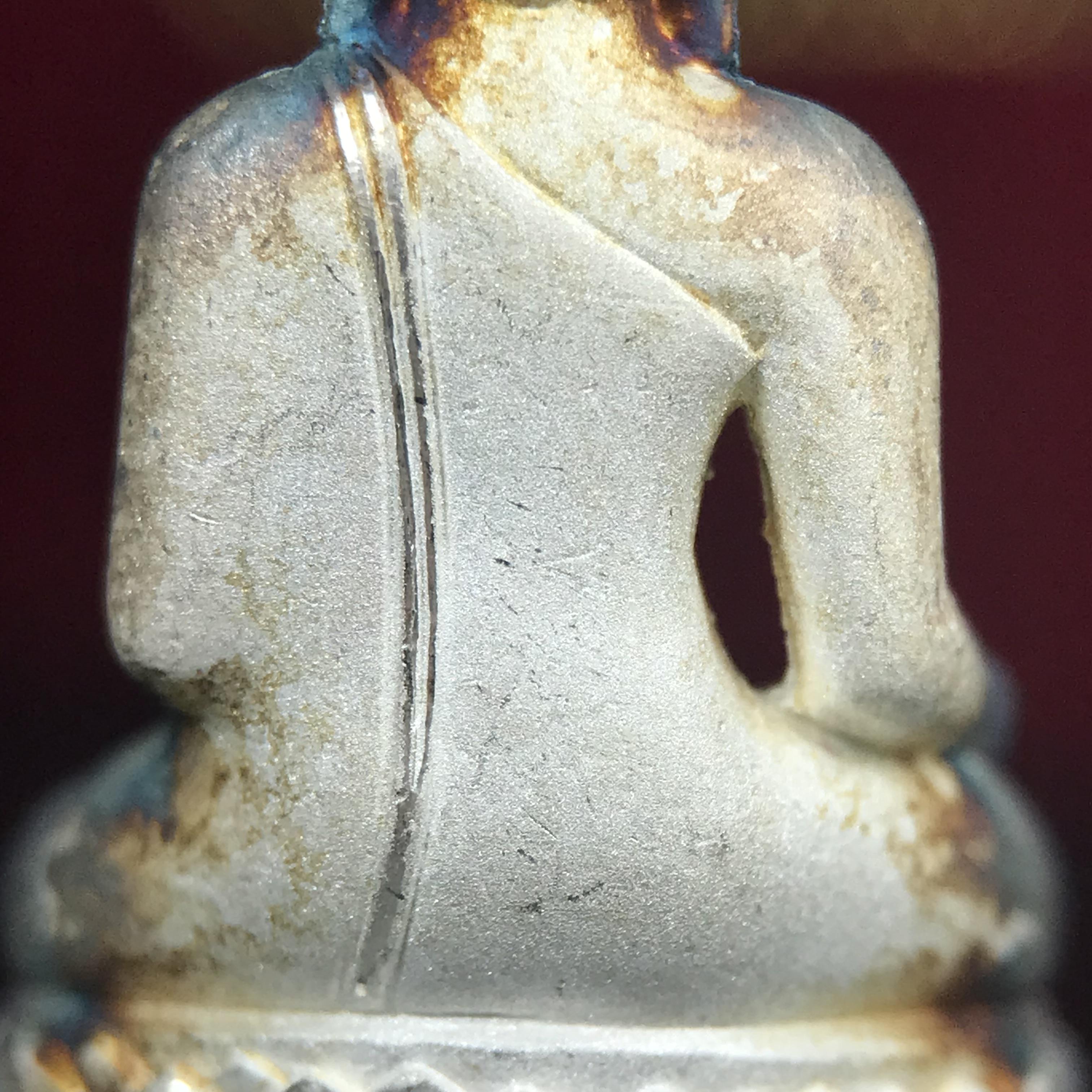 พระกริ่งไพรีพินาศ ตรากาญจนาภิเษก วัดบวรนิเวศวิหาร ที่ระลึกในหลวงรัชกาลที่9 ครองสิริราชสมบัติครบ 50ปี เนื้อเงิน(สภาพผิวเดิมขึ้นสีรุ้งธรรมชาติสวยแบบนิยม)(เสน่ห์พระเนื้อเงินสีสันที่ธรรมชาติสรรค์สร้าง)เข้มขลังทรงอานุภาพยิ่งใหญ่ กำราบศัตรูพ่ายสิ้น พระไพรีพินาศ