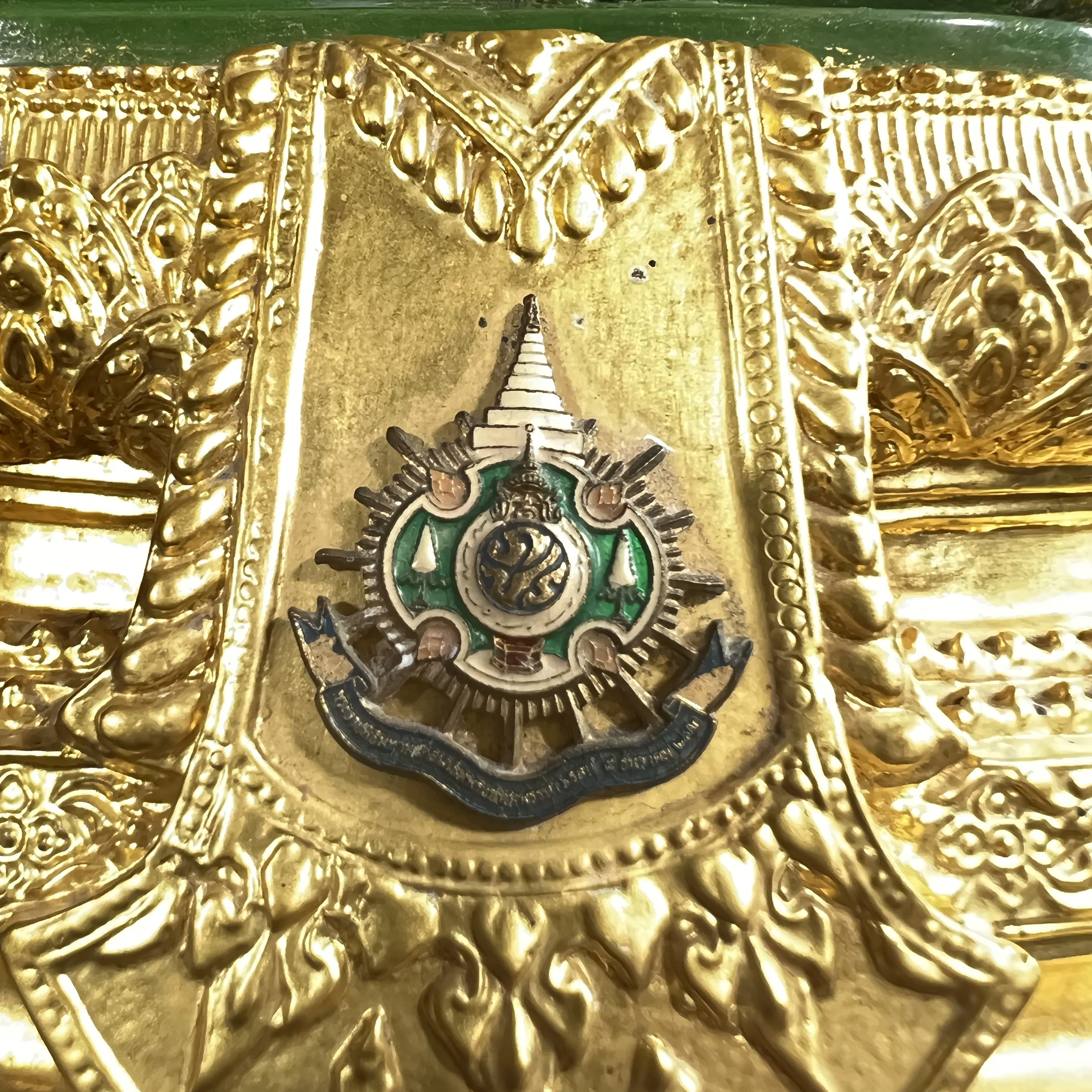 พระพุทธมหามณีรัตนปฏิมากร (จำลอง)พระแก้วมรกต วัดพุทธไทยถาวรวนาราม นครนิวยอร์ก ตรา ภปร. 6รอบ 72พรรษา ในหลวงรัชกาลที่9 ปี2542 ขนาดบูชาหน้าตัก 5นิ้ว หล่อเนื้อโลหะ(ในหลวงรัชกาลที่9 เสด็จเจิมพระสุหร่าย)(1ใน999องค์)