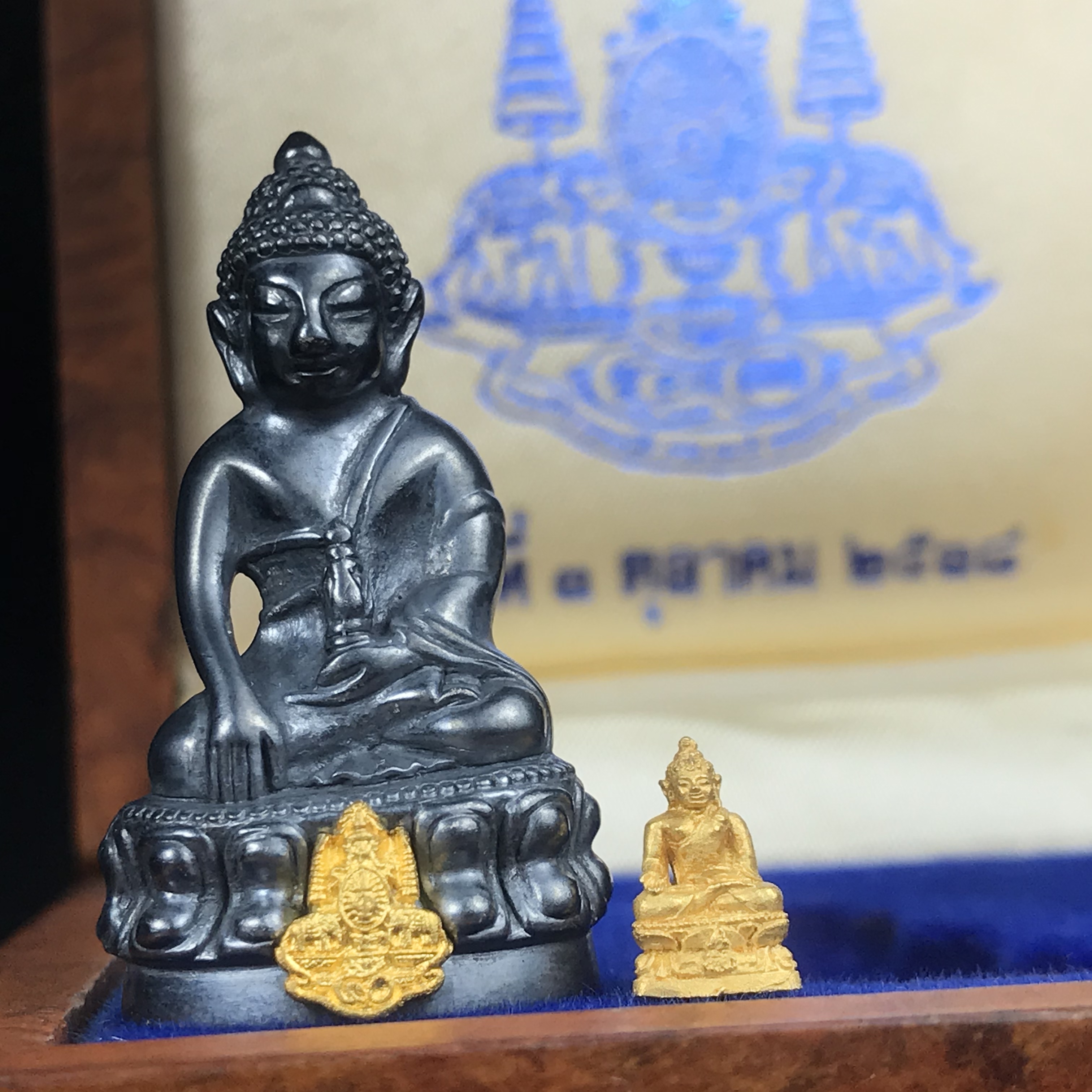 พระกริ่งสมเด็จญาณ วัดบวรนิเวศวิหาร เนื้อเงินบริสุทธิ์ 92.5% ตรากาญจนาภิเษกทองคำ+พระชัยวัฒน์ไพรีพินาศ เนื้อทองคำ พระราชทานแจกเมื่อ 3 ตุลาคม 2538 มาพร้อม กล่องลายไม้สุดหรู(ครบชุด หายาก)